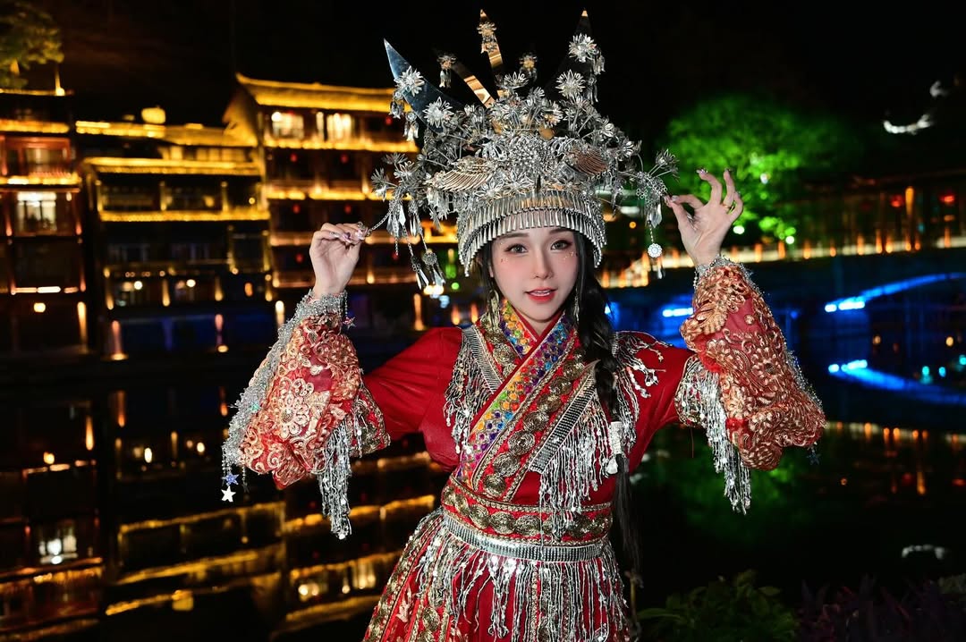 【正妹】可霏Naomi与苗族服饰，美得让人心动的文化画面！