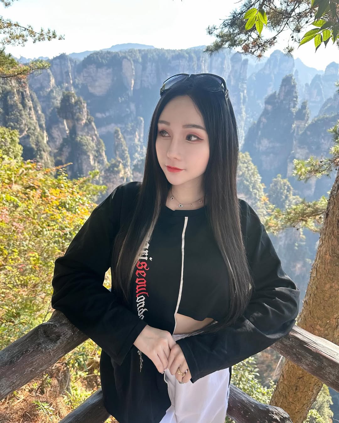 【正妹】可霏Naomi张家界登山之旅，光影下的华美瞬间！