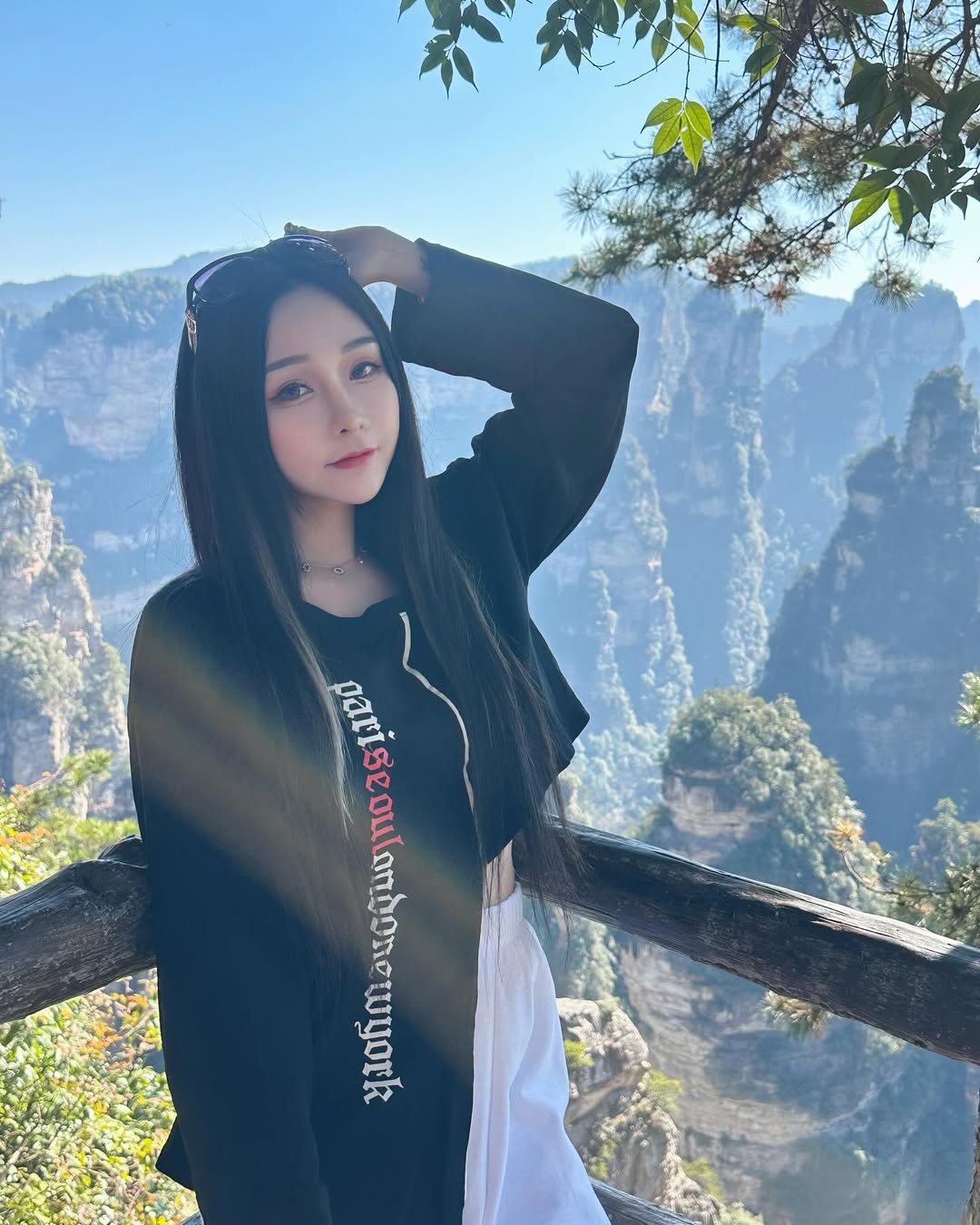 【正妹】可霏Naomi张家界登山之旅，光影下的华美瞬间！