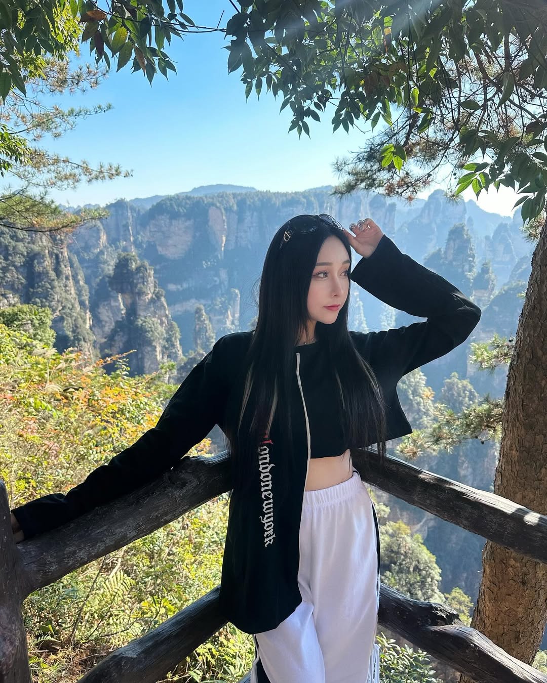 【正妹】可霏Naomi张家界登山之旅，光影下的华美瞬间！