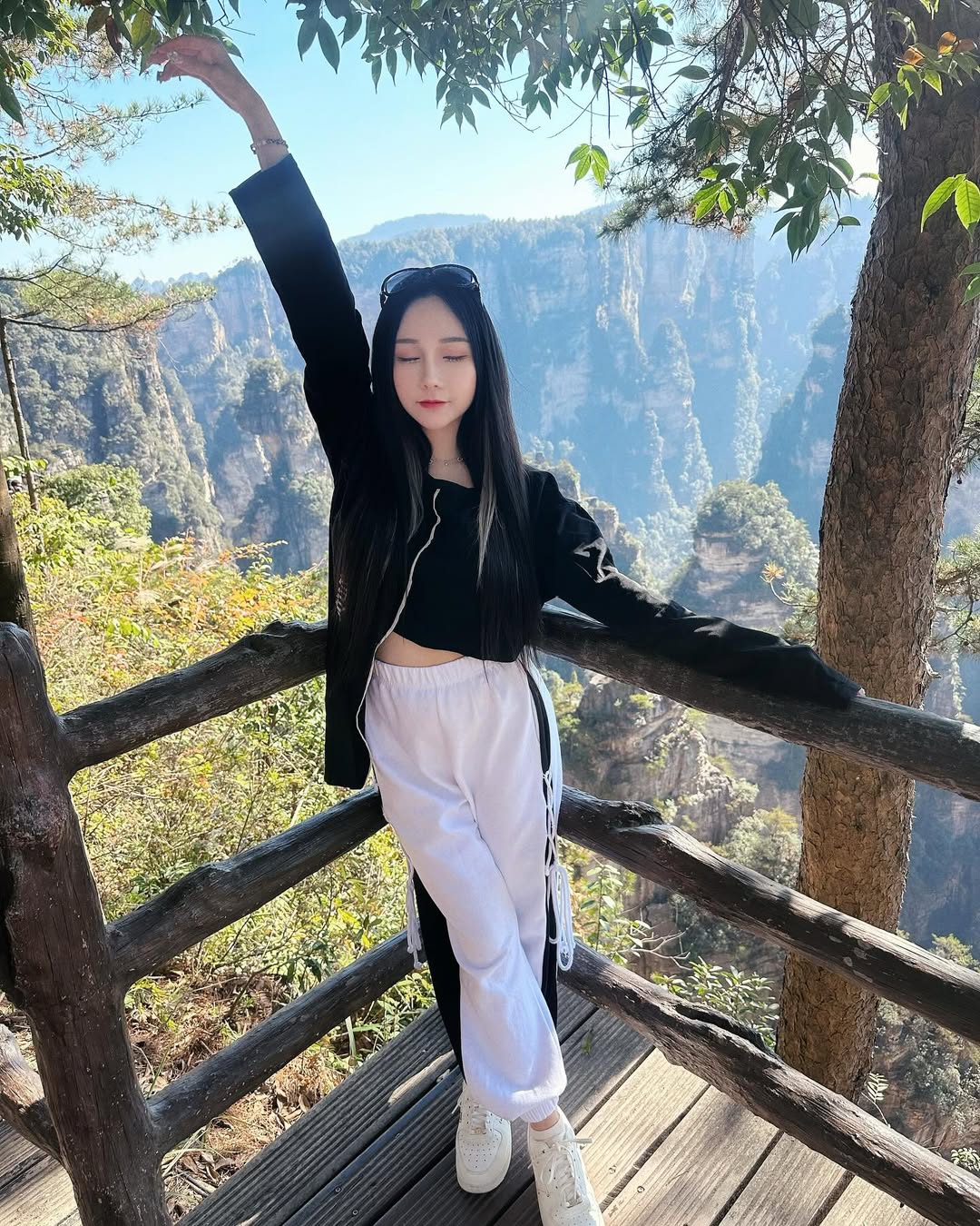 【正妹】可霏Naomi张家界登山之旅，光影下的华美瞬间！