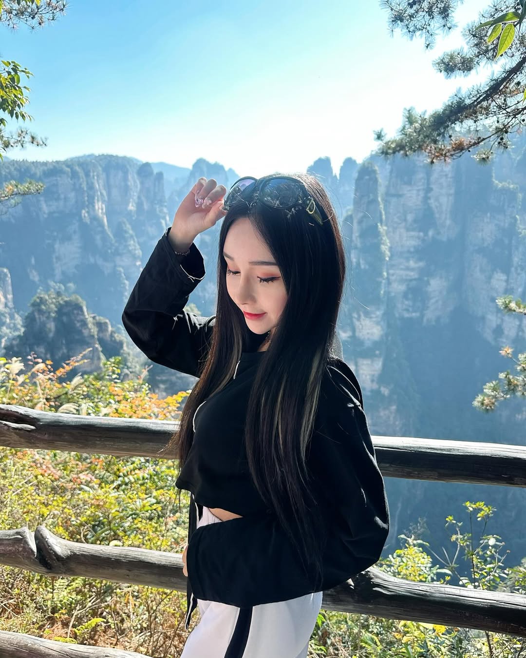 【正妹】可霏Naomi张家界登山之旅，光影下的华美瞬间！