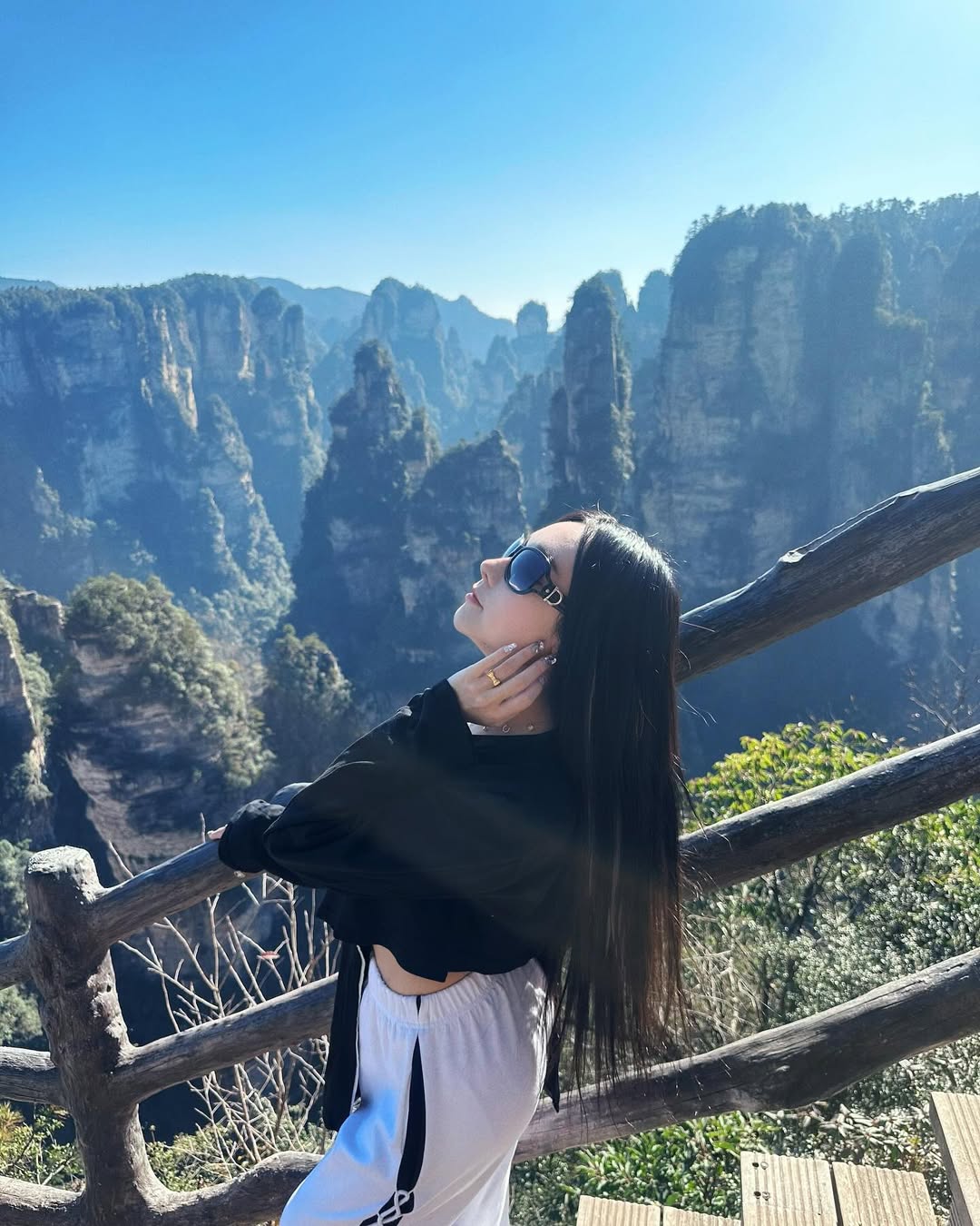【正妹】可霏Naomi张家界登山之旅，光影下的华美瞬间！