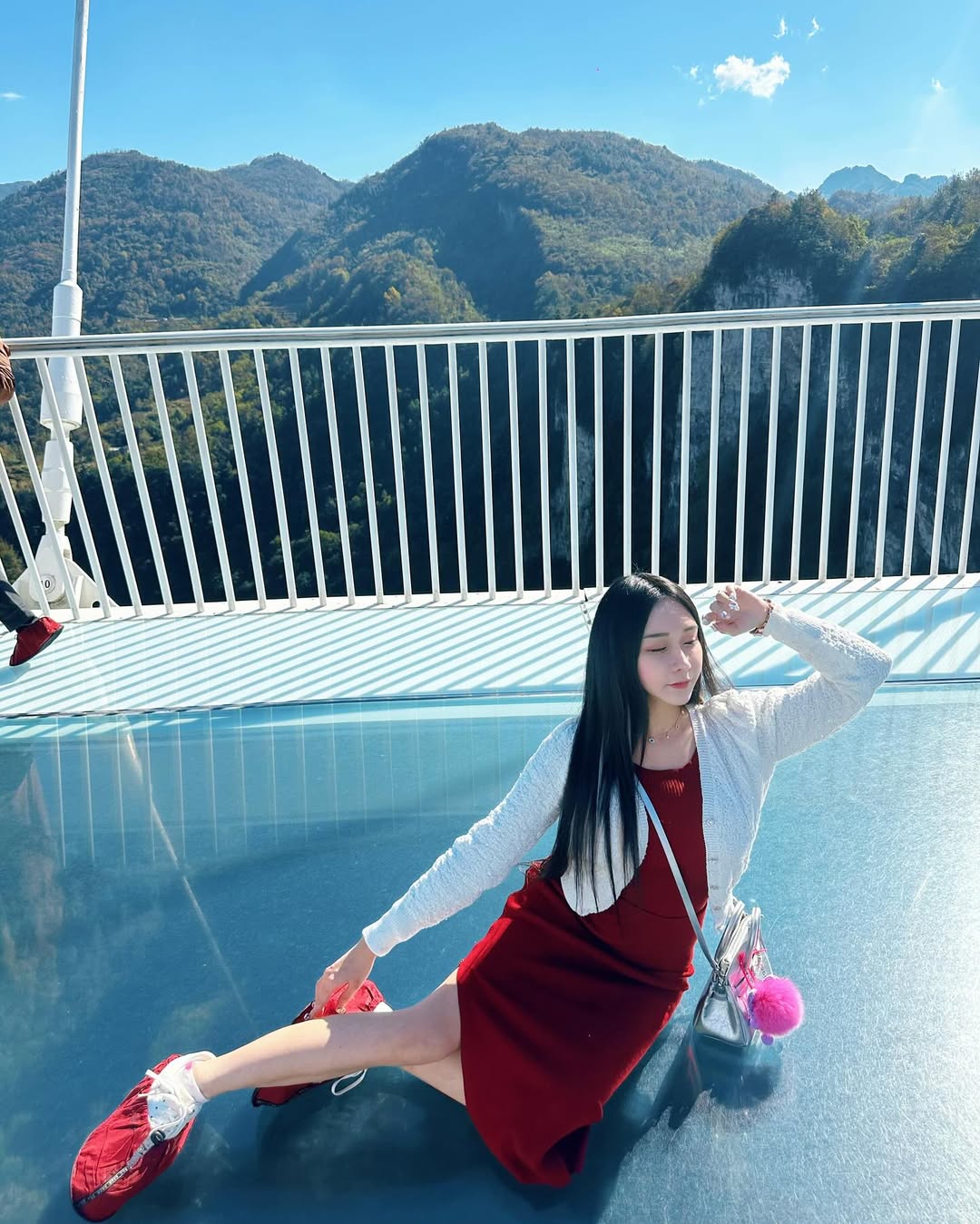 【正妹】可霏Naomi与张家界大峡谷玻璃桥，自然与美的完美邂逅！