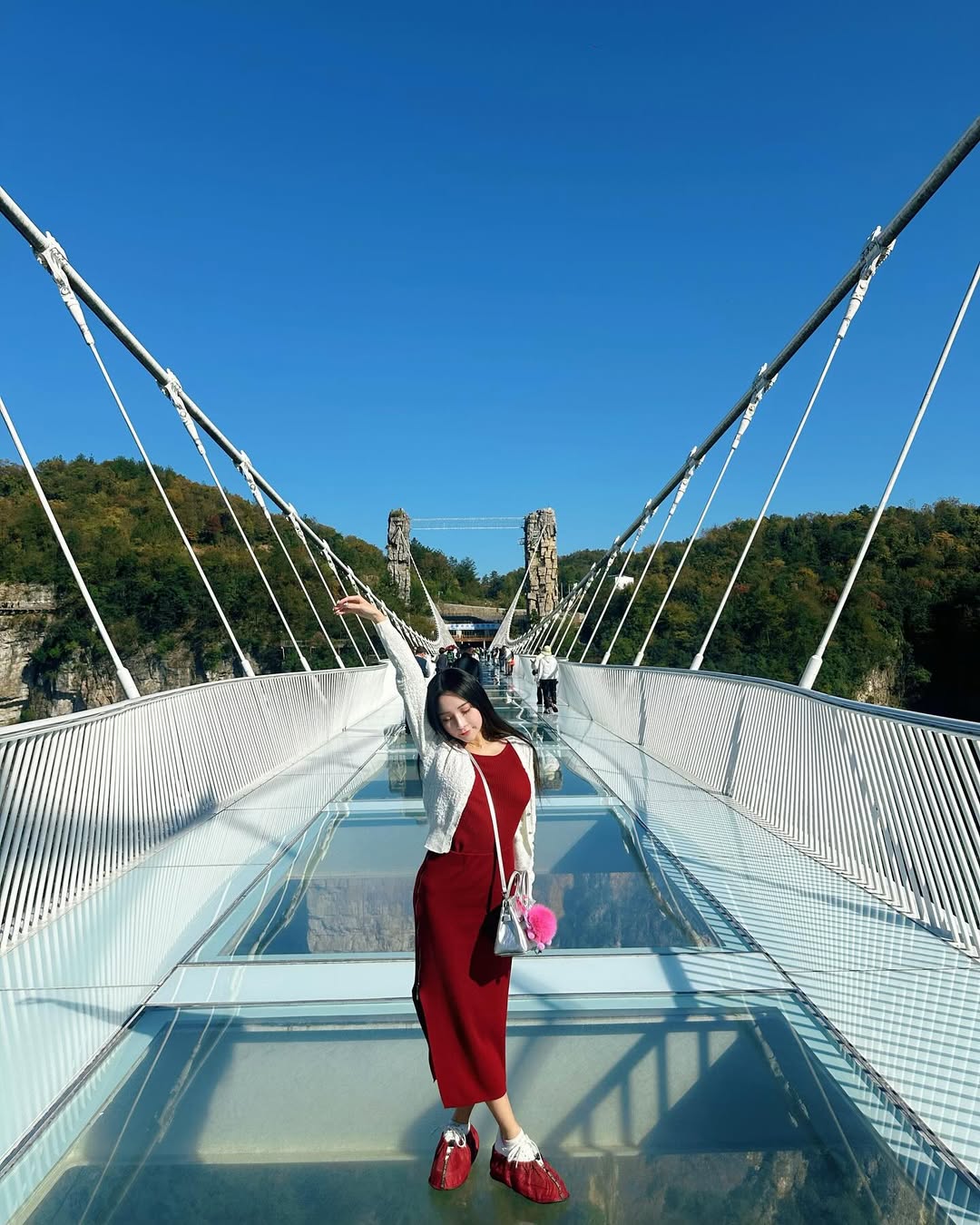 【正妹】可霏Naomi与张家界大峡谷玻璃桥，自然与美的完美邂逅！