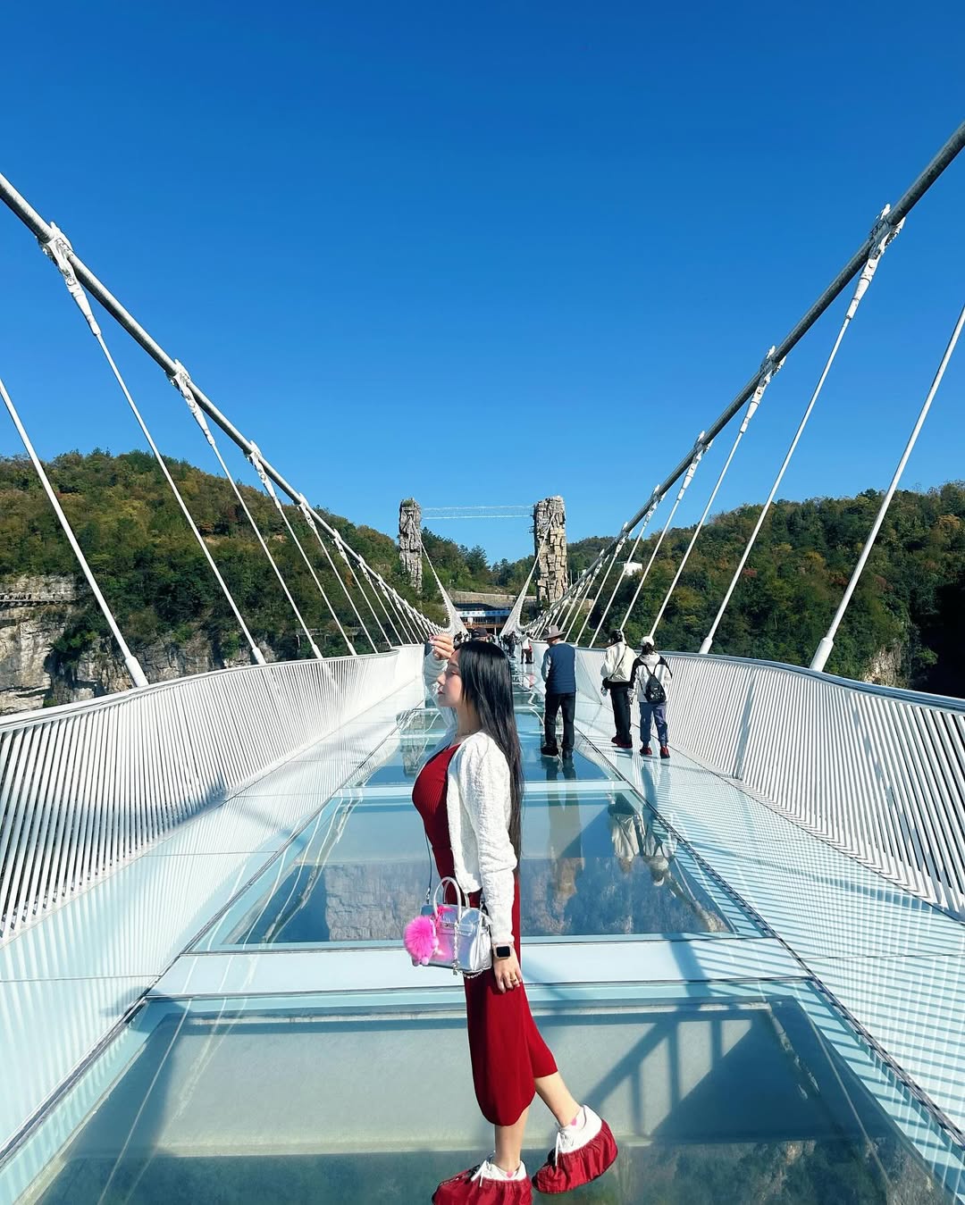 【正妹】可霏Naomi与张家界大峡谷玻璃桥，自然与美的完美邂逅！