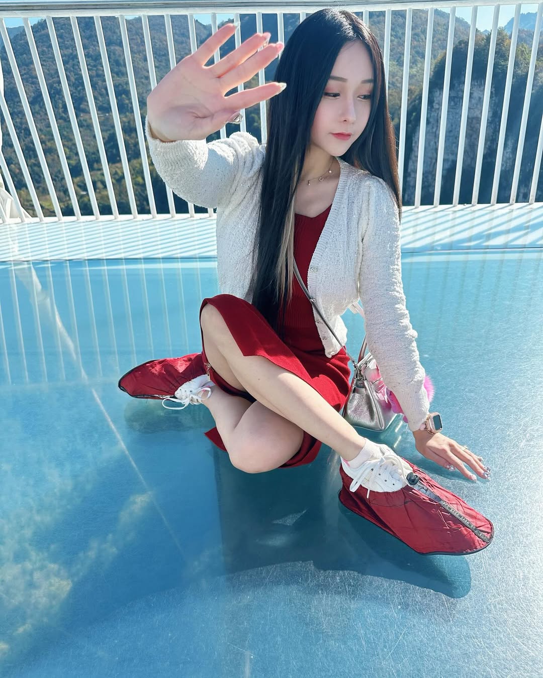 【正妹】可霏Naomi与张家界大峡谷玻璃桥，自然与美的完美邂逅！