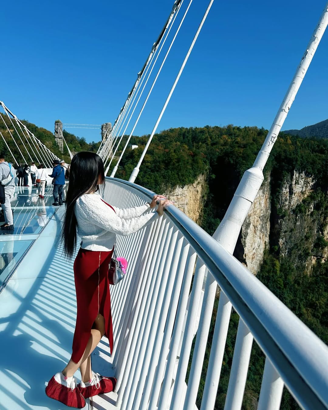【正妹】可霏Naomi与张家界大峡谷玻璃桥，自然与美的完美邂逅！