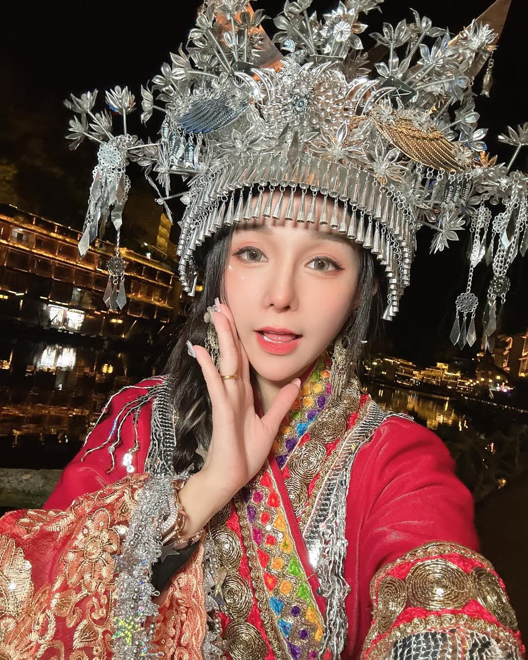 【正妹】可霏Naomi苗族服饰自拍，将这一刻点缀得更加动人！