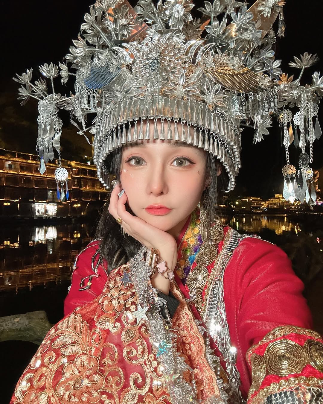 【正妹】可霏Naomi苗族服饰自拍，将这一刻点缀得更加动人！