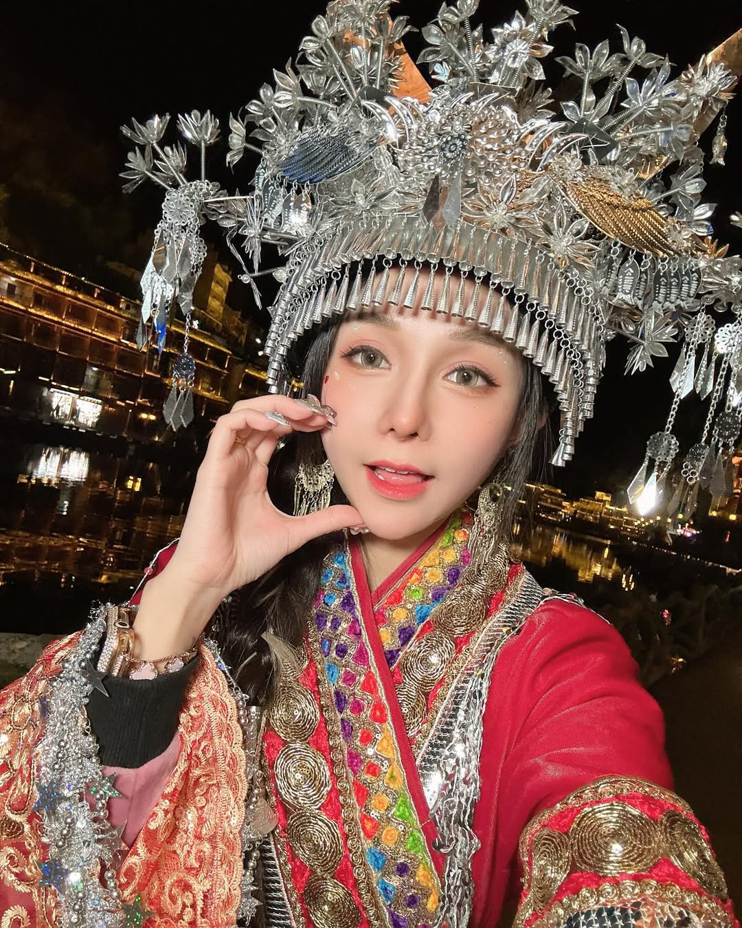 【正妹】可霏Naomi苗族服饰自拍，将这一刻点缀得更加动人！