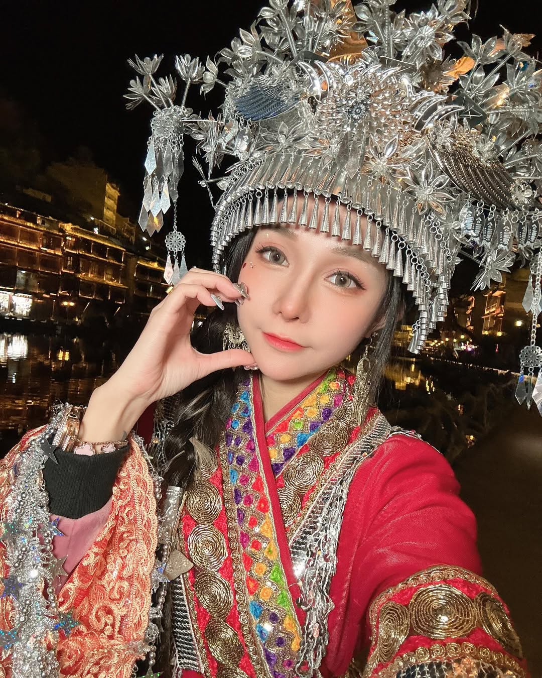 【正妹】可霏Naomi苗族服饰自拍，将这一刻点缀得更加动人！