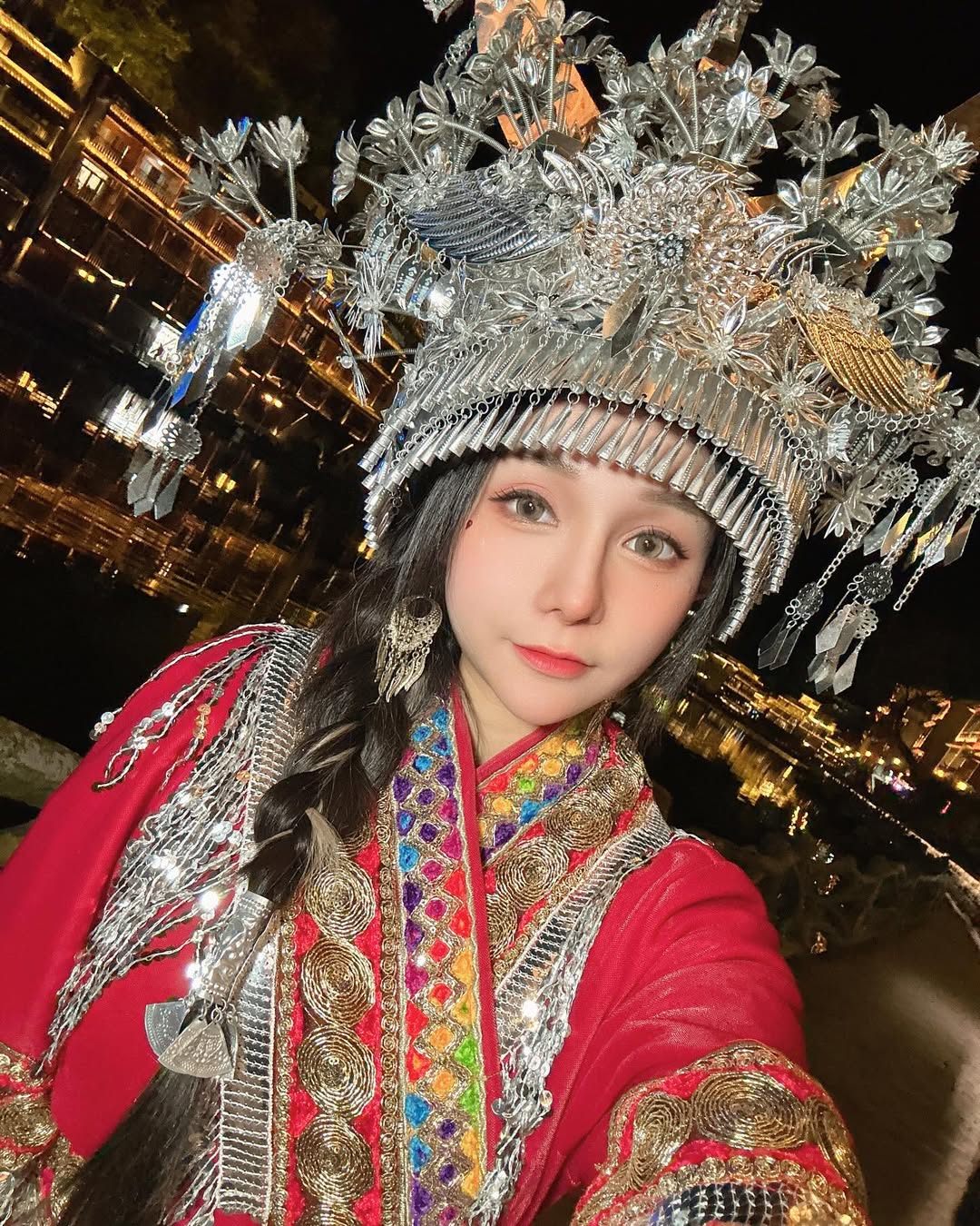 【正妹】可霏Naomi苗族服饰自拍，将这一刻点缀得更加动人！