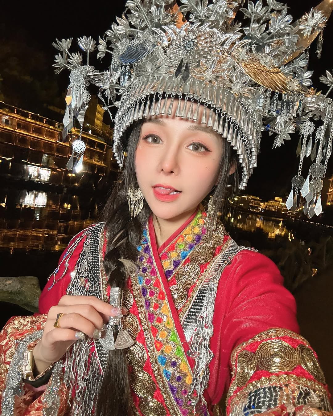 【正妹】可霏Naomi苗族服饰自拍，将这一刻点缀得更加动人！