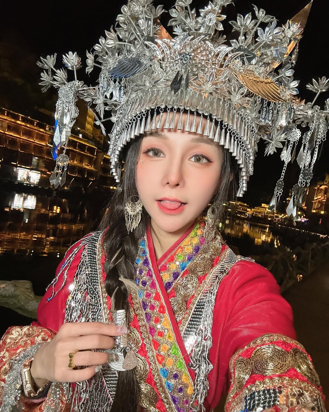 【正妹】可霏Naomi苗族服饰自拍,将这一刻点缀得更加动人!