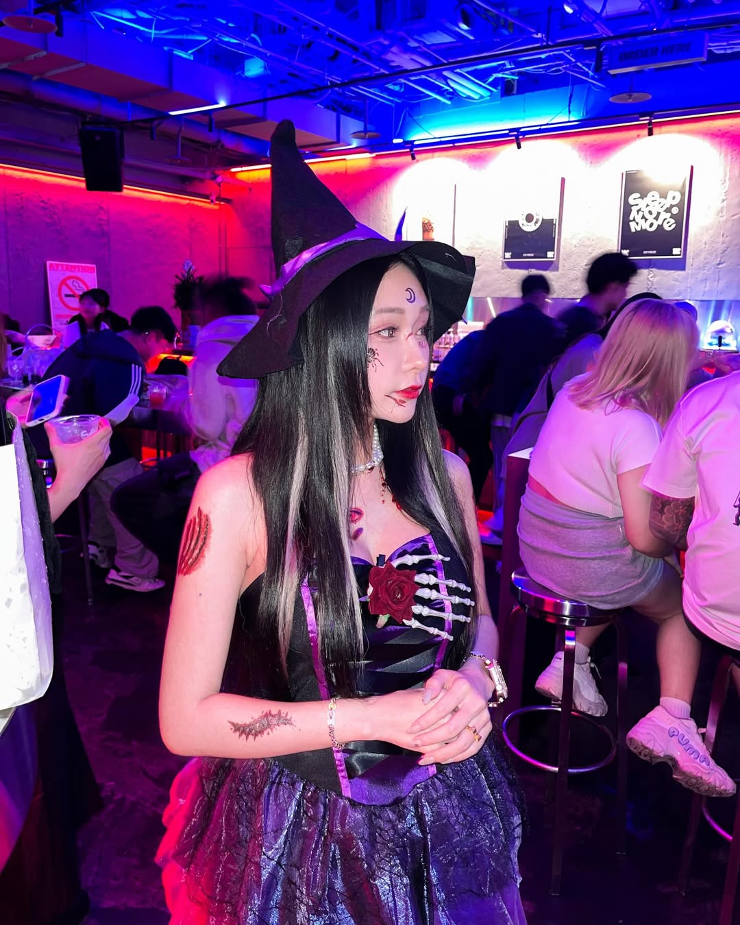 【正妹】可霏Naomi在酒吧小女巫装扮，性感的魅力与温度！