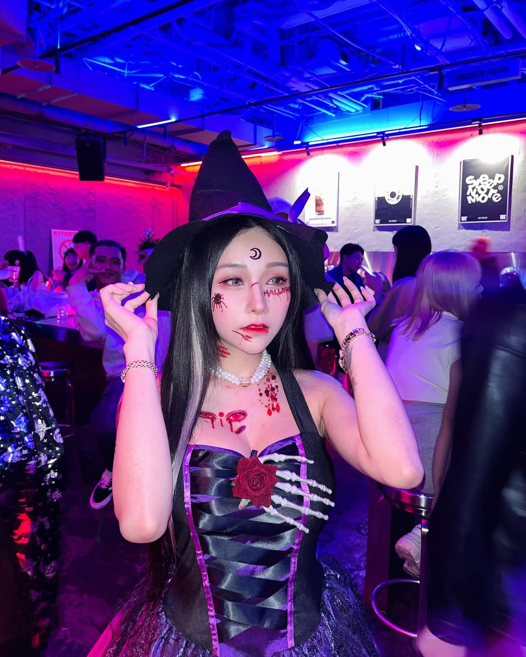 【正妹】可霏Naomi在酒吧小女巫装扮，性感的魅力与温度！