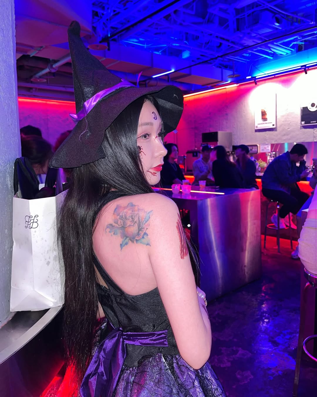 【正妹】可霏Naomi在酒吧小女巫装扮，性感的魅力与温度！