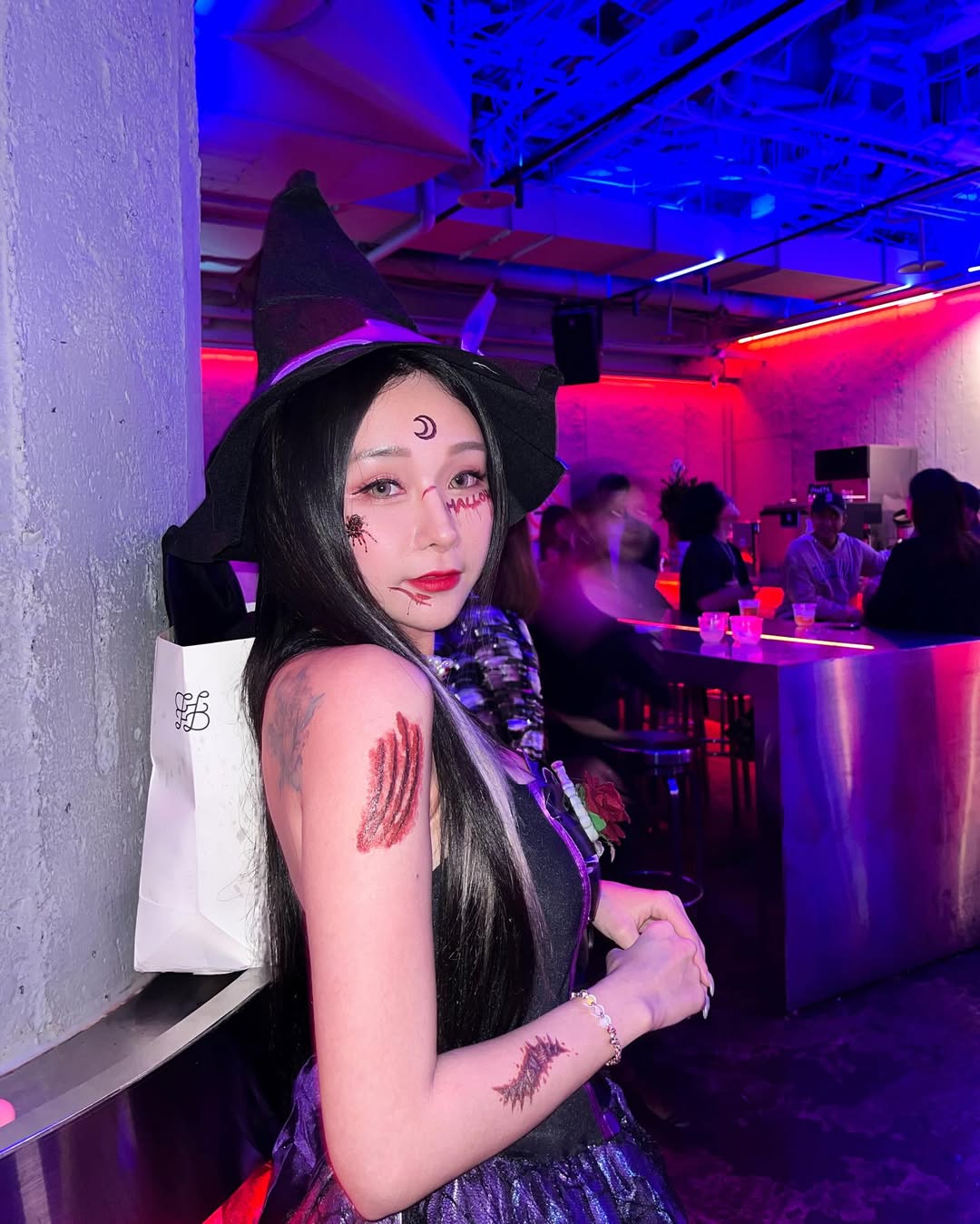 【正妹】可霏Naomi在酒吧小女巫装扮，性感的魅力与温度！