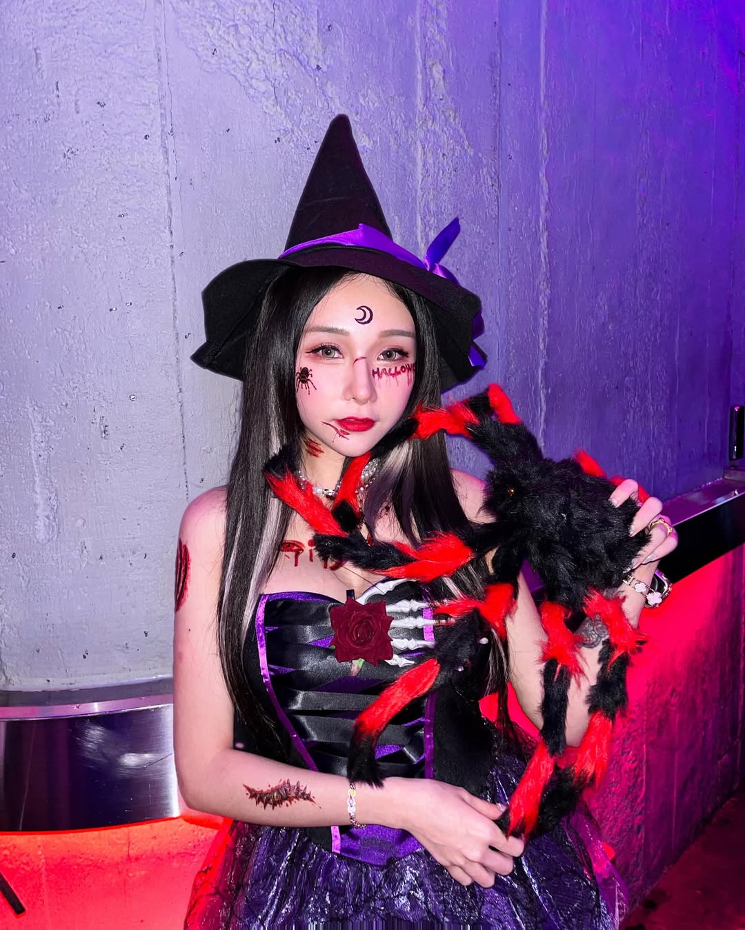 【正妹】可霏Naomi在酒吧小女巫装扮，性感的魅力与温度！