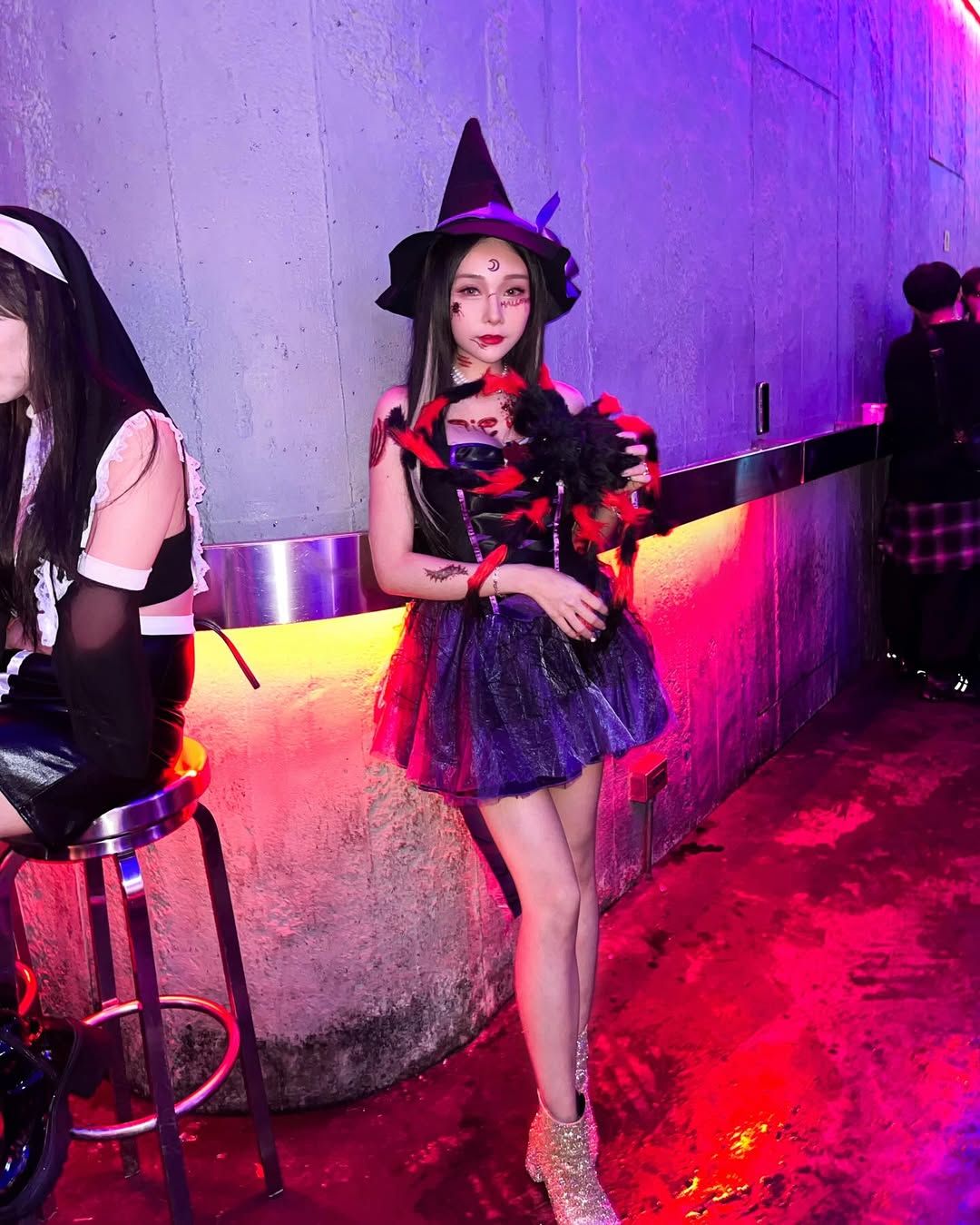 【正妹】可霏Naomi在酒吧小女巫装扮，性感的魅力与温度！