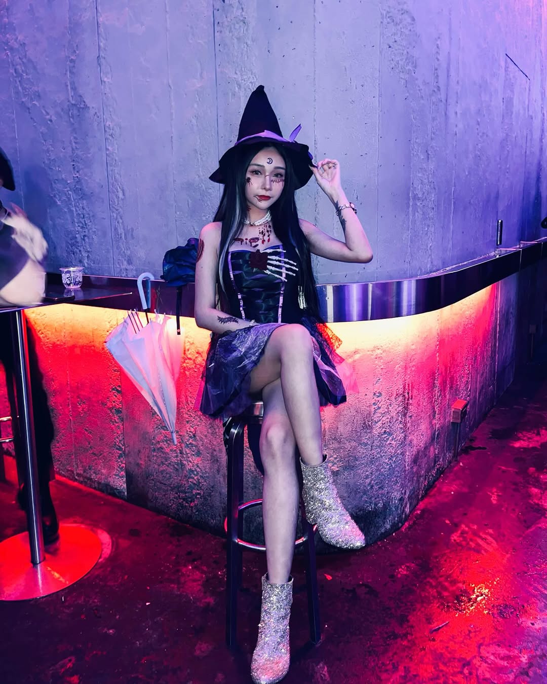 【正妹】可霏Naomi在酒吧小女巫装扮，性感的魅力与温度！