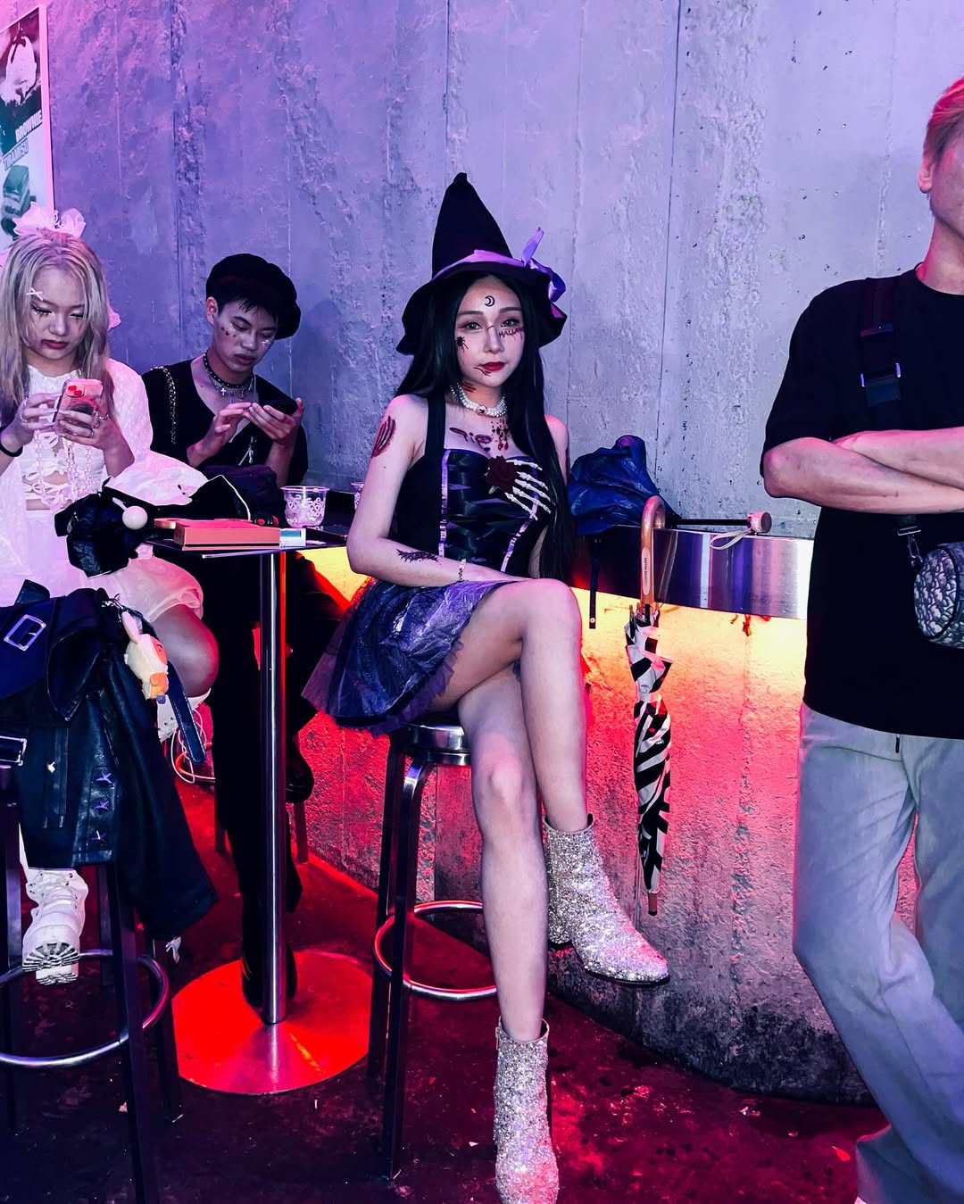 【正妹】可霏Naomi在酒吧小女巫装扮，性感的魅力与温度！