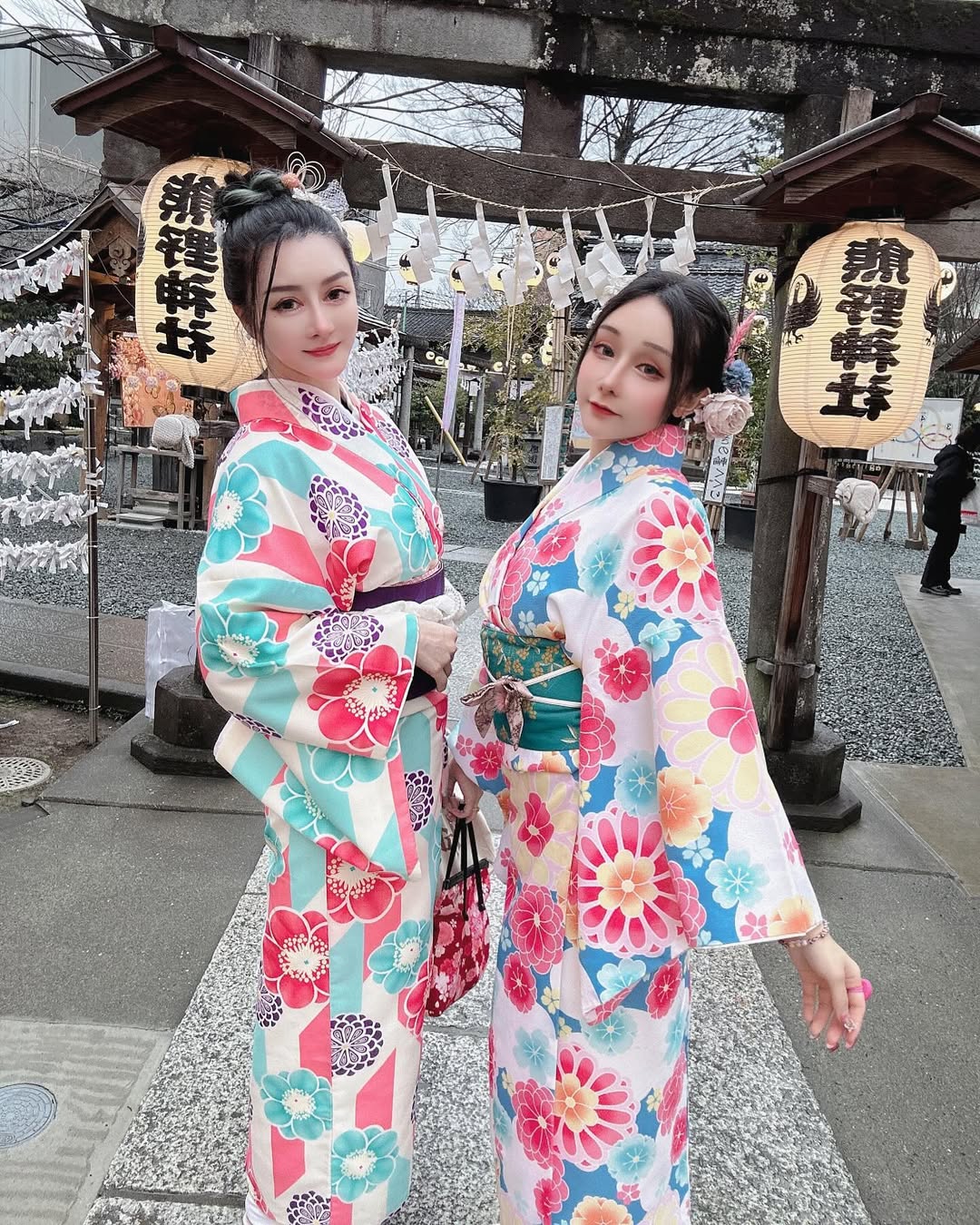 【正妹】可霏Naomi和服与美女同框，沉静而优雅的美学！