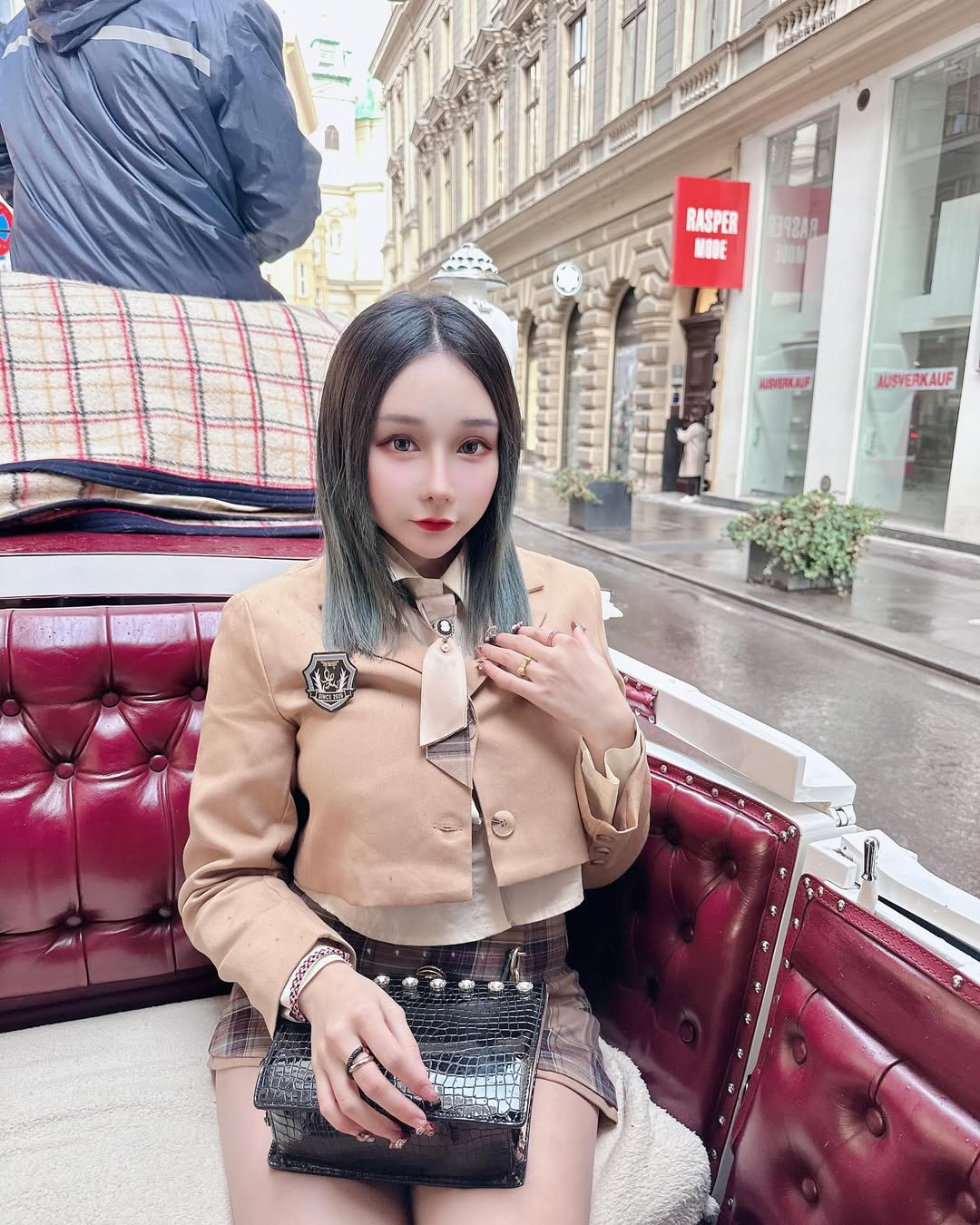 【正妹】可霏Naomi韩国制服坐马车，审美观念瞬间传递给观者！