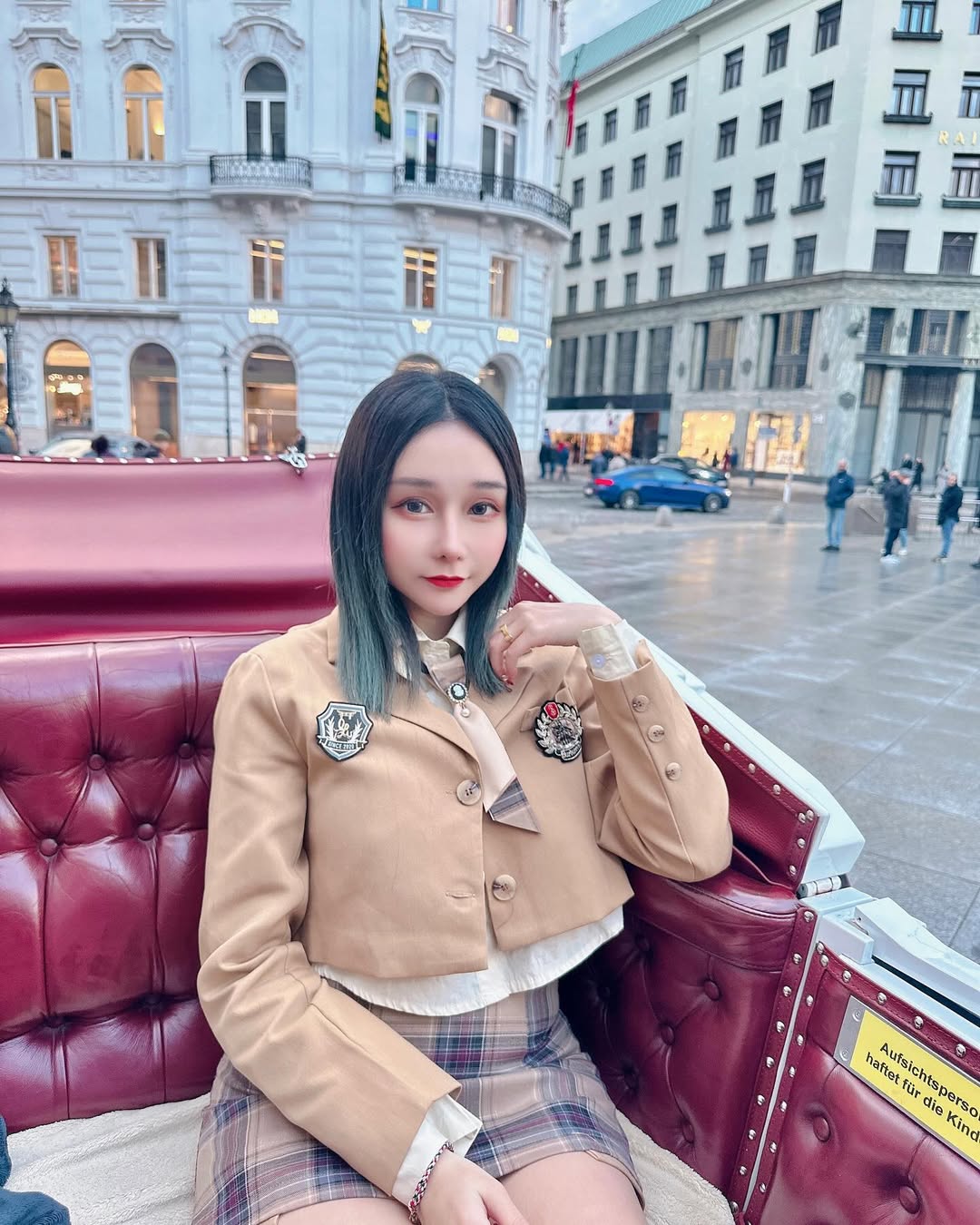 【正妹】可霏Naomi韩国制服坐马车，审美观念瞬间传递给观者！