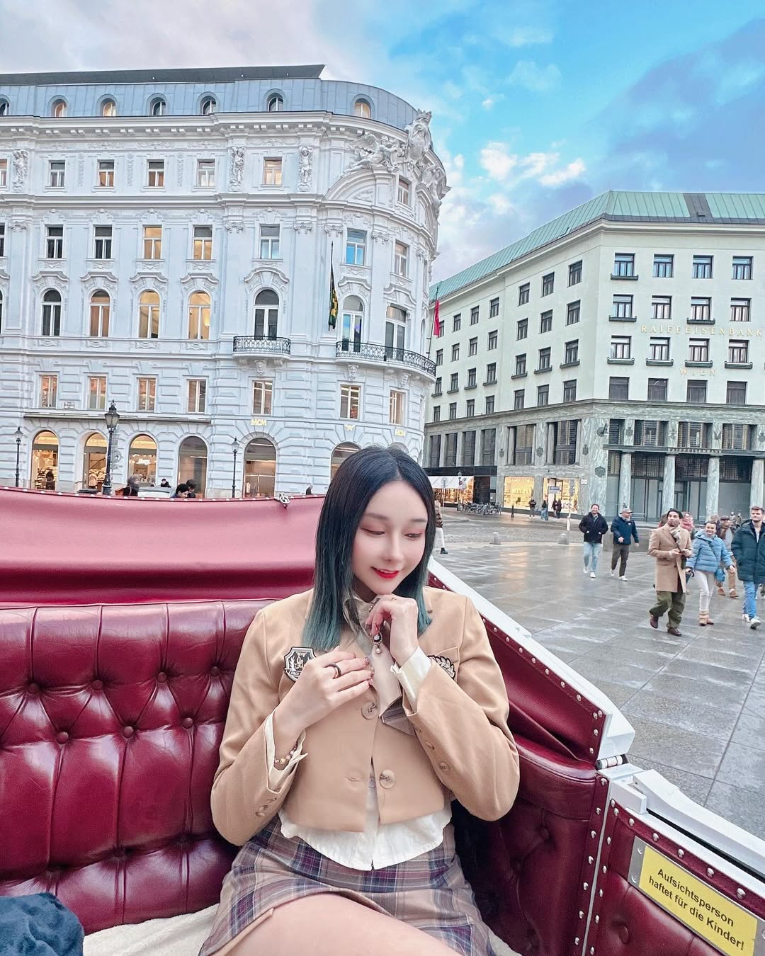 【正妹】可霏Naomi韩国制服坐马车，审美观念瞬间传递给观者！