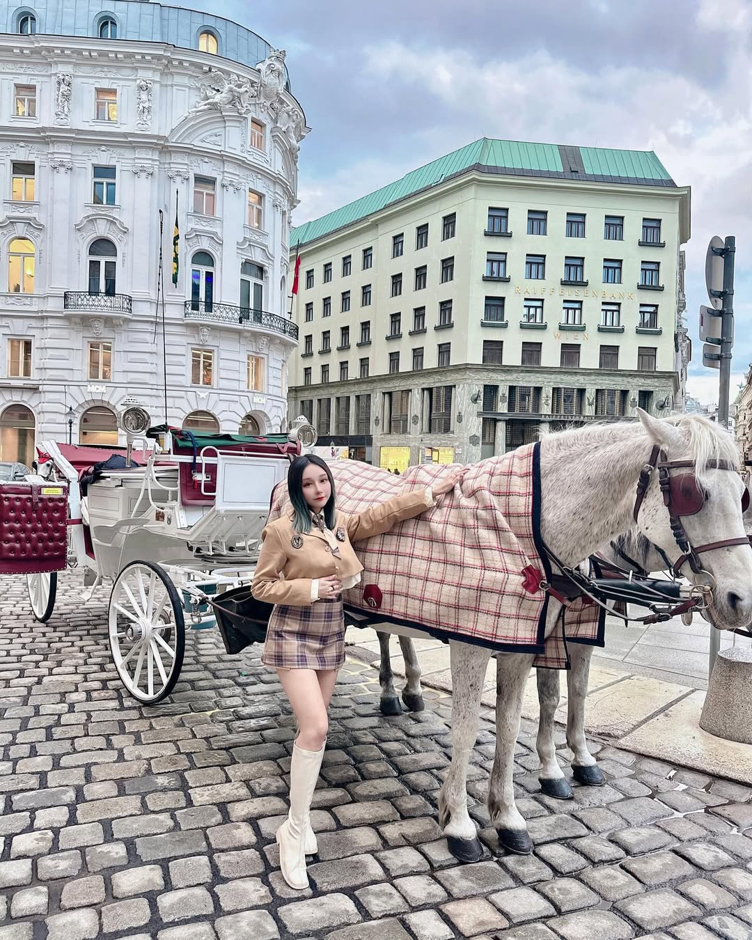 【正妹】可霏Naomi韩国制服坐马车，审美观念瞬间传递给观者！