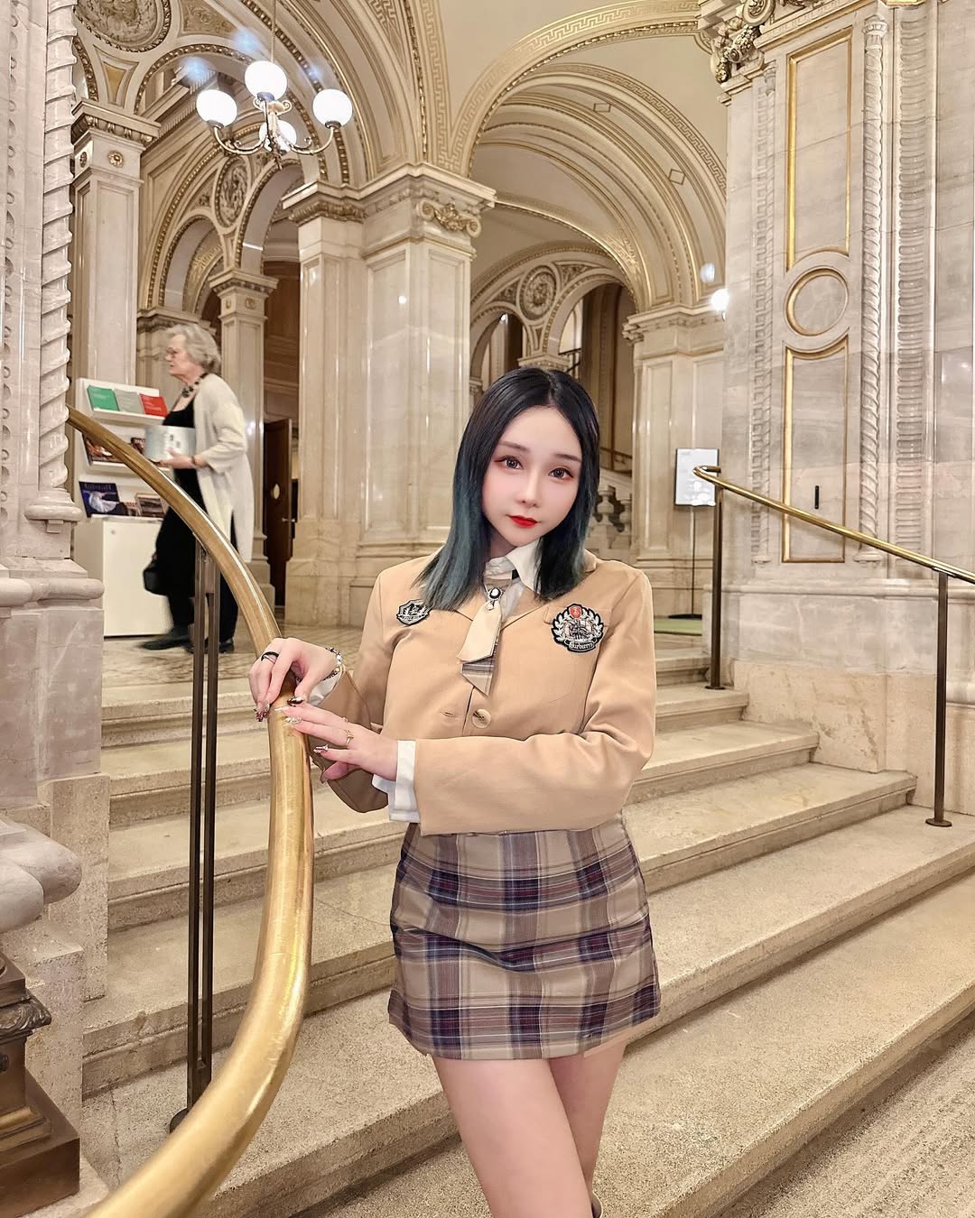 【正妹】可霏Naomi韩国制服歌剧院美照，迷人的画面感与情绪张力！