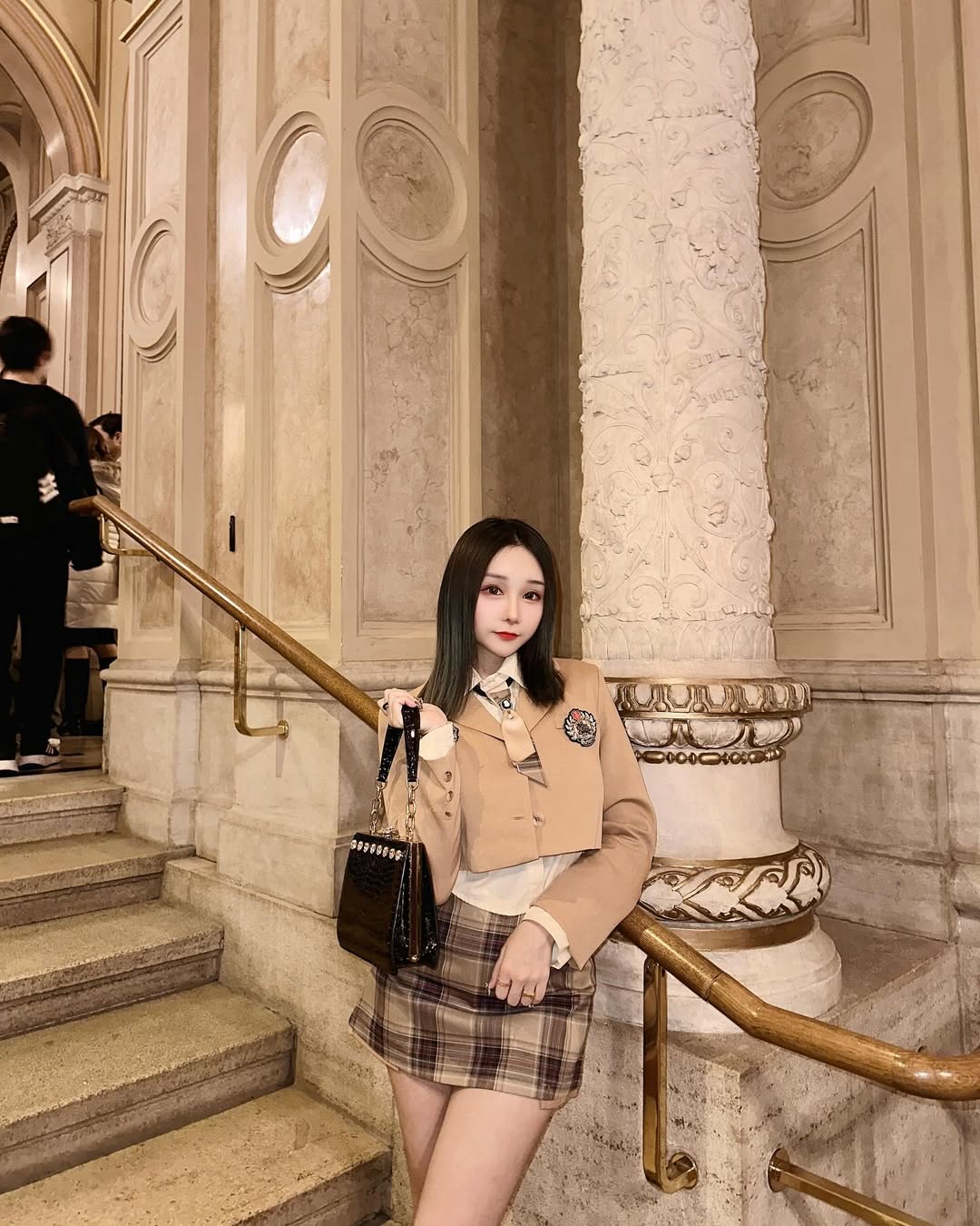 【正妹】可霏Naomi韩国制服歌剧院美照,迷人的画面感与情绪张力!