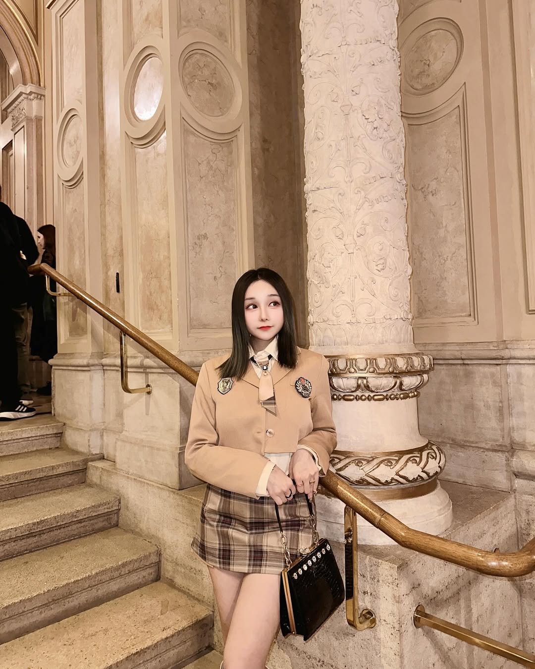 【正妹】可霏Naomi韩国制服歌剧院美照，迷人的画面感与情绪张力！