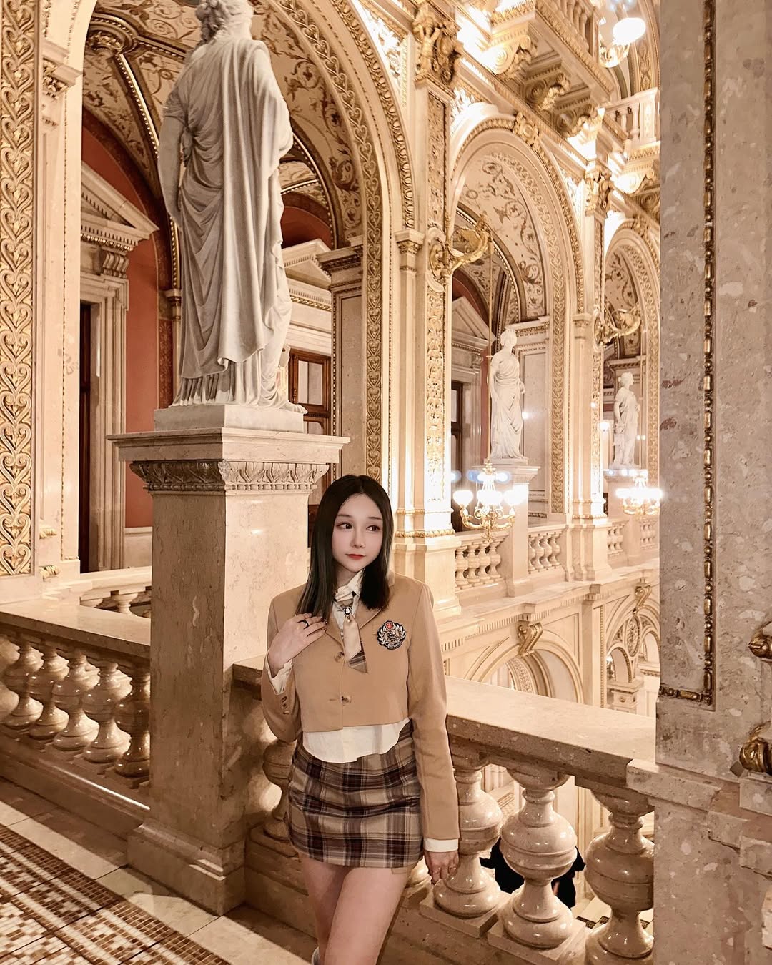 【正妹】可霏Naomi韩国制服歌剧院美照，迷人的画面感与情绪张力！