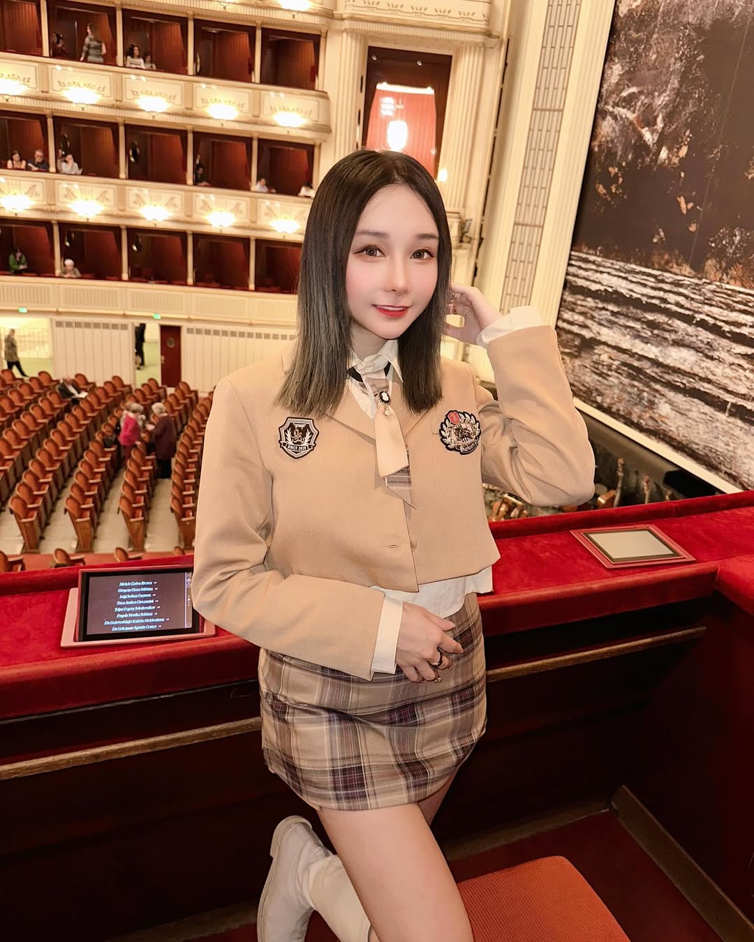 【正妹】可霏Naomi韩国制服歌剧院美照，迷人的画面感与情绪张力！