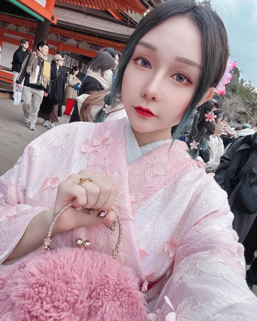 【正妹】可霏Naomi和服吃冰淇淋美照，古典更有人情温度！