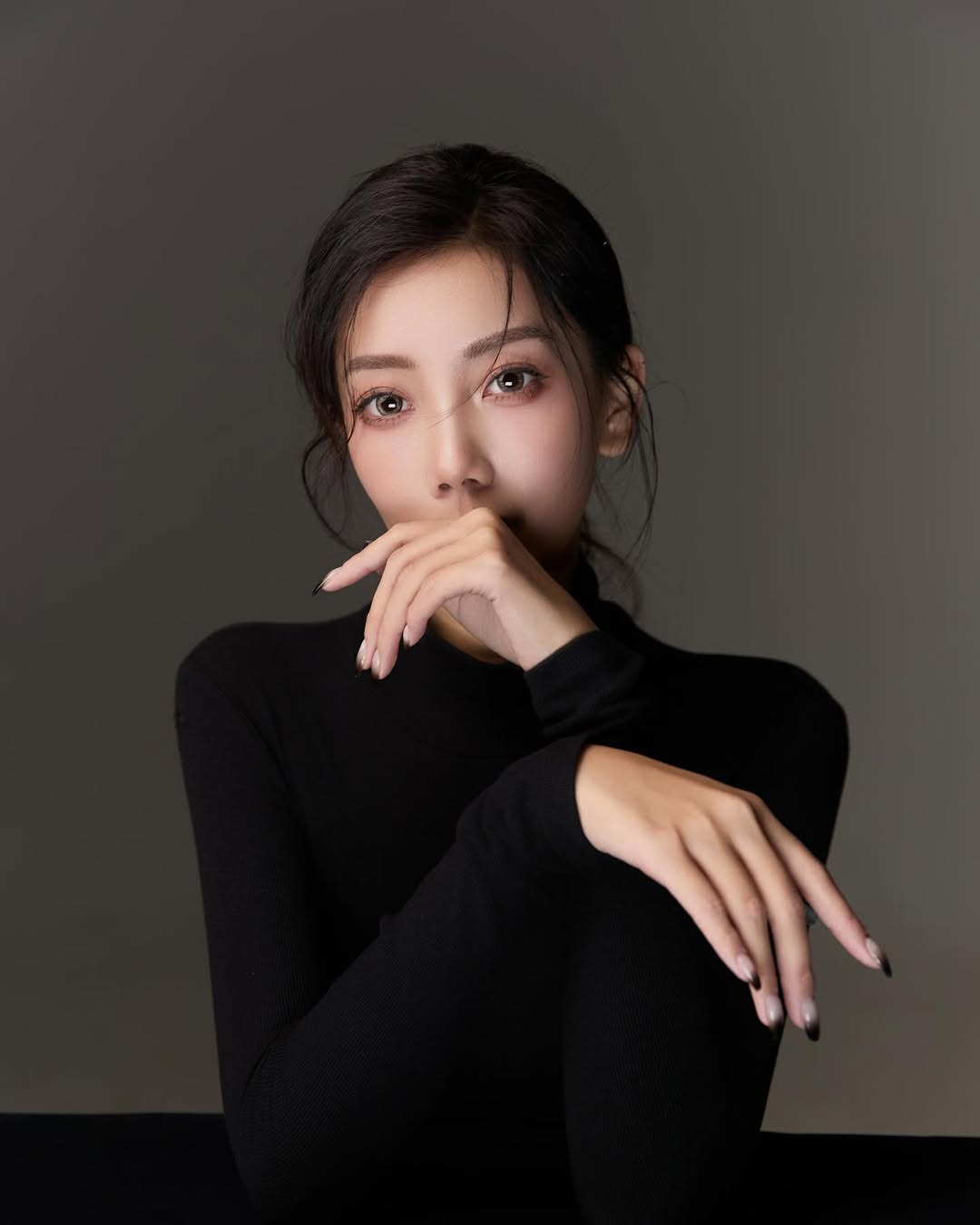 【正妹】Heidi的黑丝肯豆风写真：温婉与自信的完美交融！