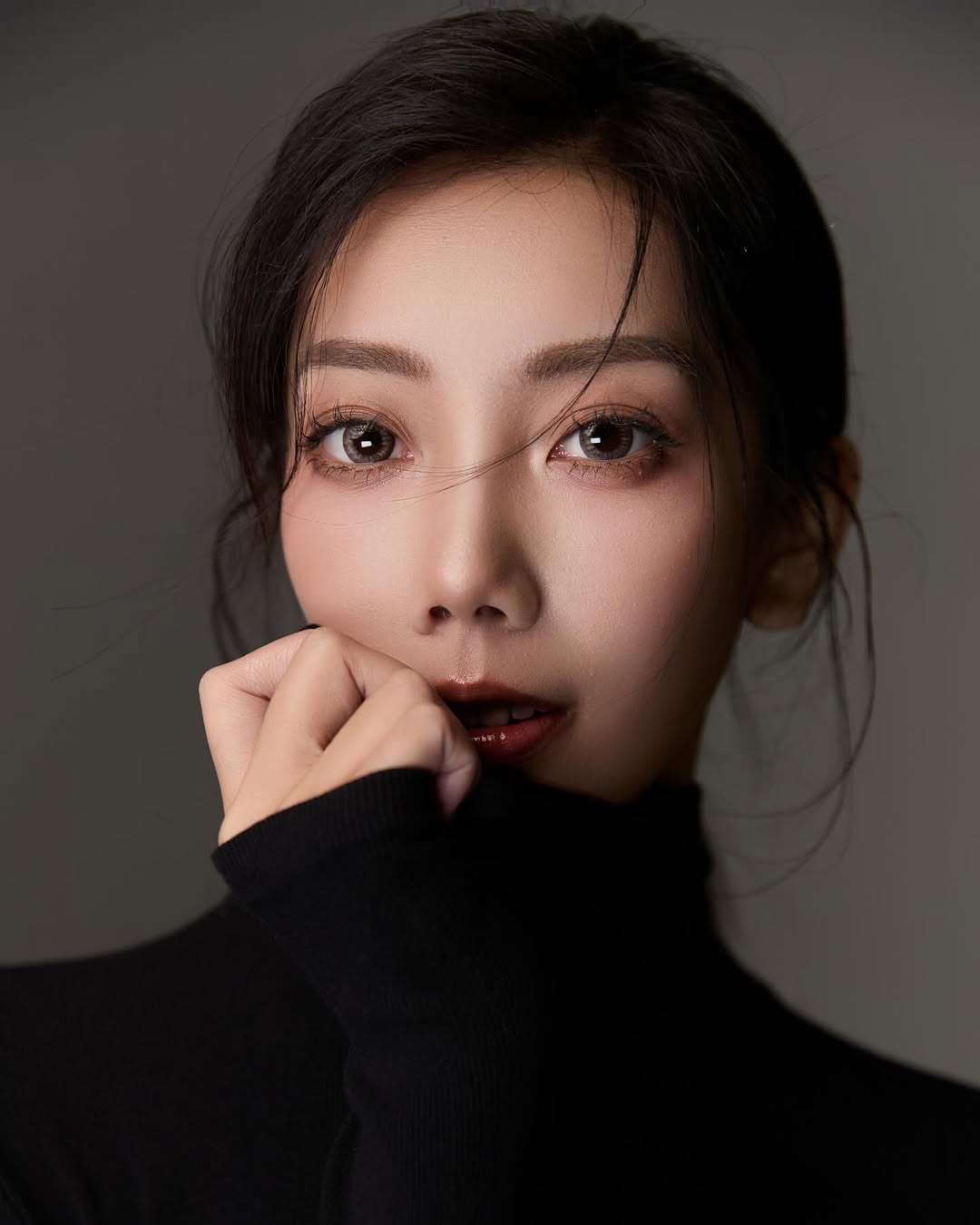 【正妹】Heidi的黑丝肯豆风写真：温婉与自信的完美交融！