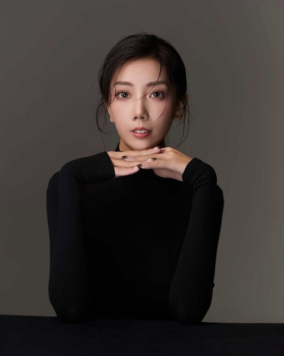 【正妹】Heidi的黑丝肯豆风写真：温婉与自信的完美交融！