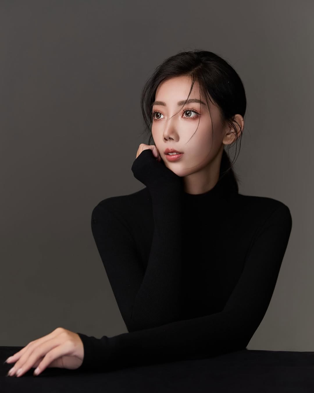 【正妹】Heidi的黑丝肯豆风写真：温婉与自信的完美交融！