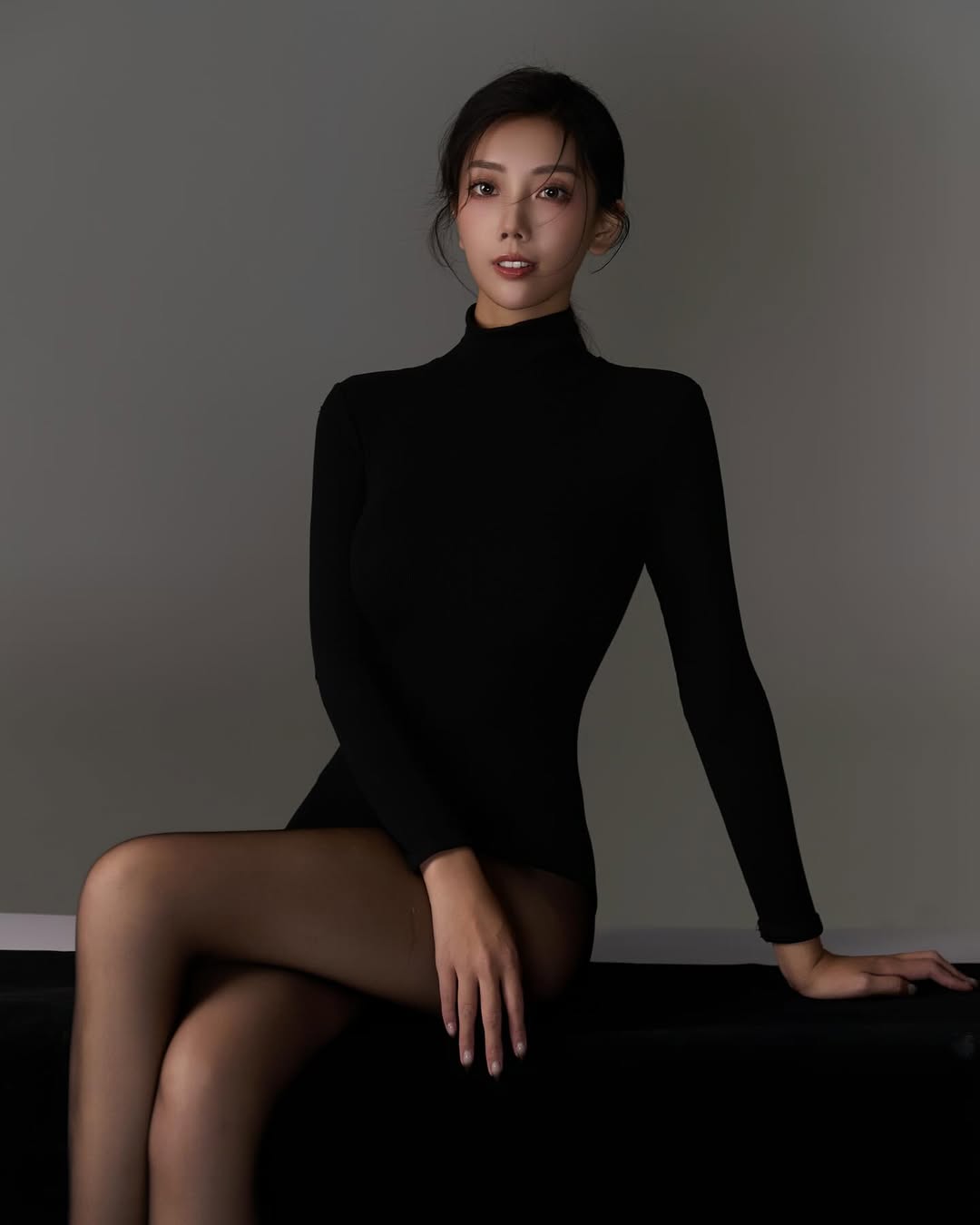 【正妹】Heidi的黑丝肯豆风写真：温婉与自信的完美交融！