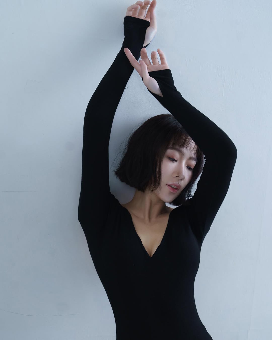 【正妹】芳岑肯豆风黑连体衣写真，嘴角近乎不经意的微笑！