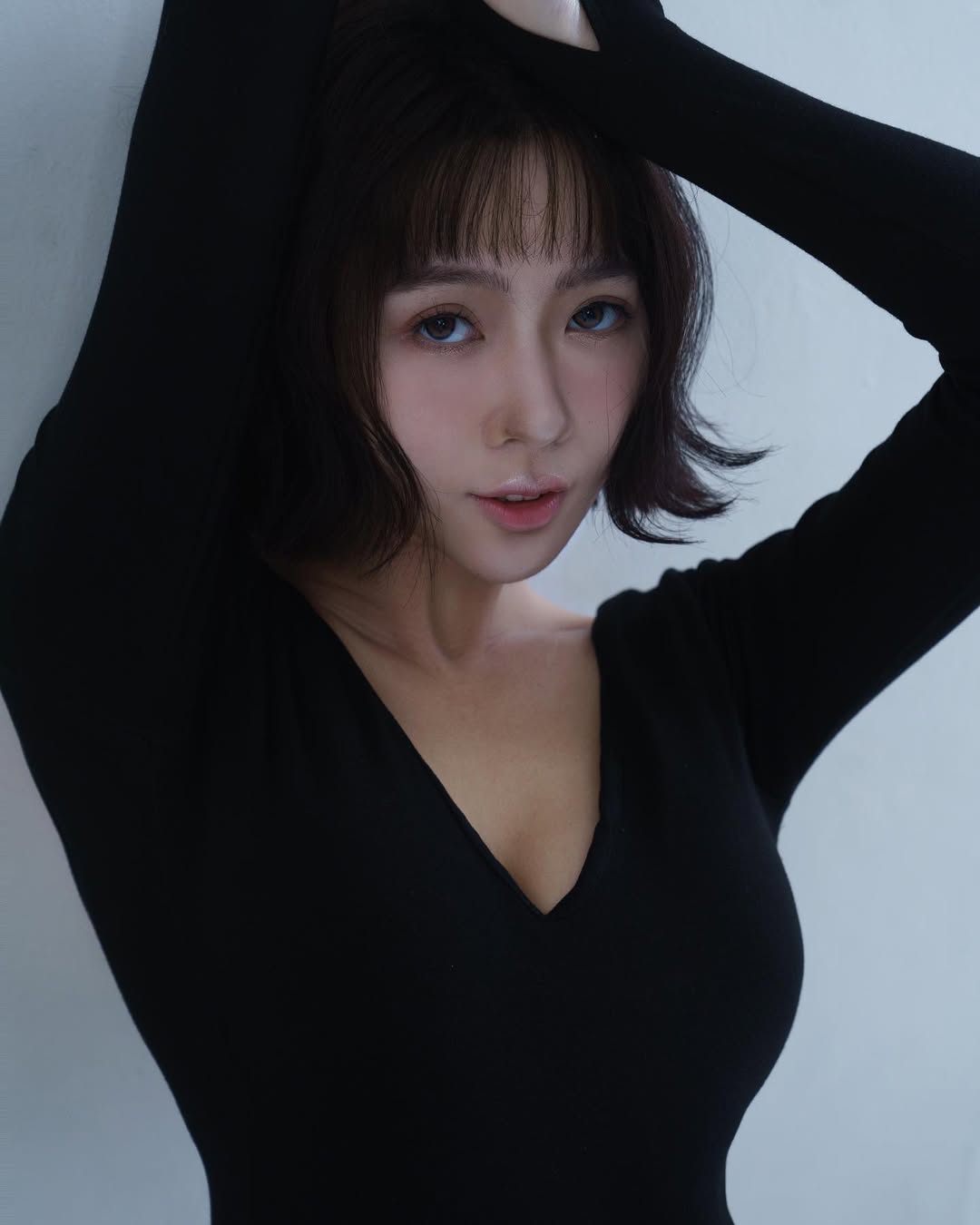 【正妹】芳岑肯豆风黑连体衣写真，嘴角近乎不经意的微笑！