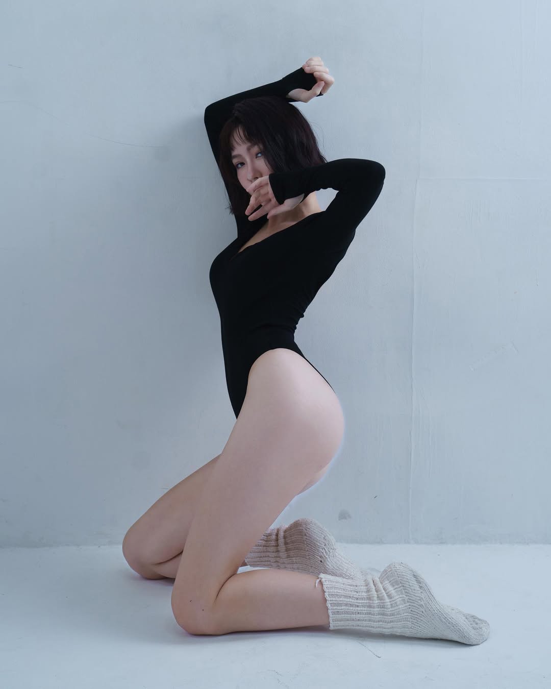 【正妹】芳岑肯豆风黑连体衣写真，嘴角近乎不经意的微笑！