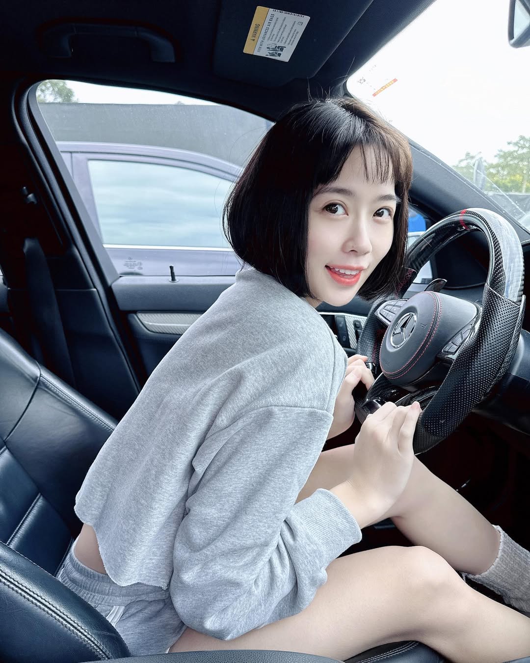 【正妹】芳岑Gina车上拍穿搭，情绪介于自信与俏皮之间！