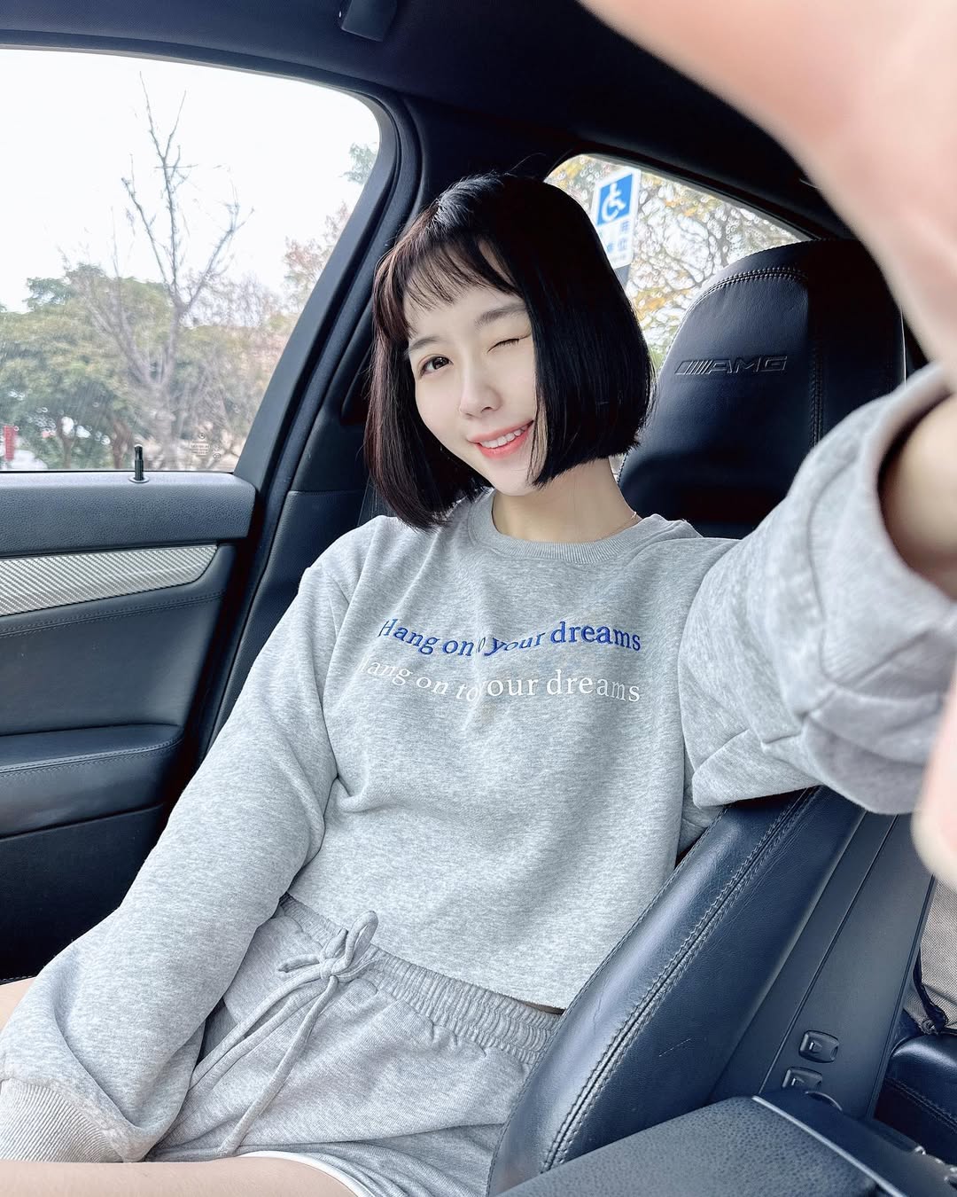 【正妹】芳岑Gina车上拍穿搭，情绪介于自信与俏皮之间！