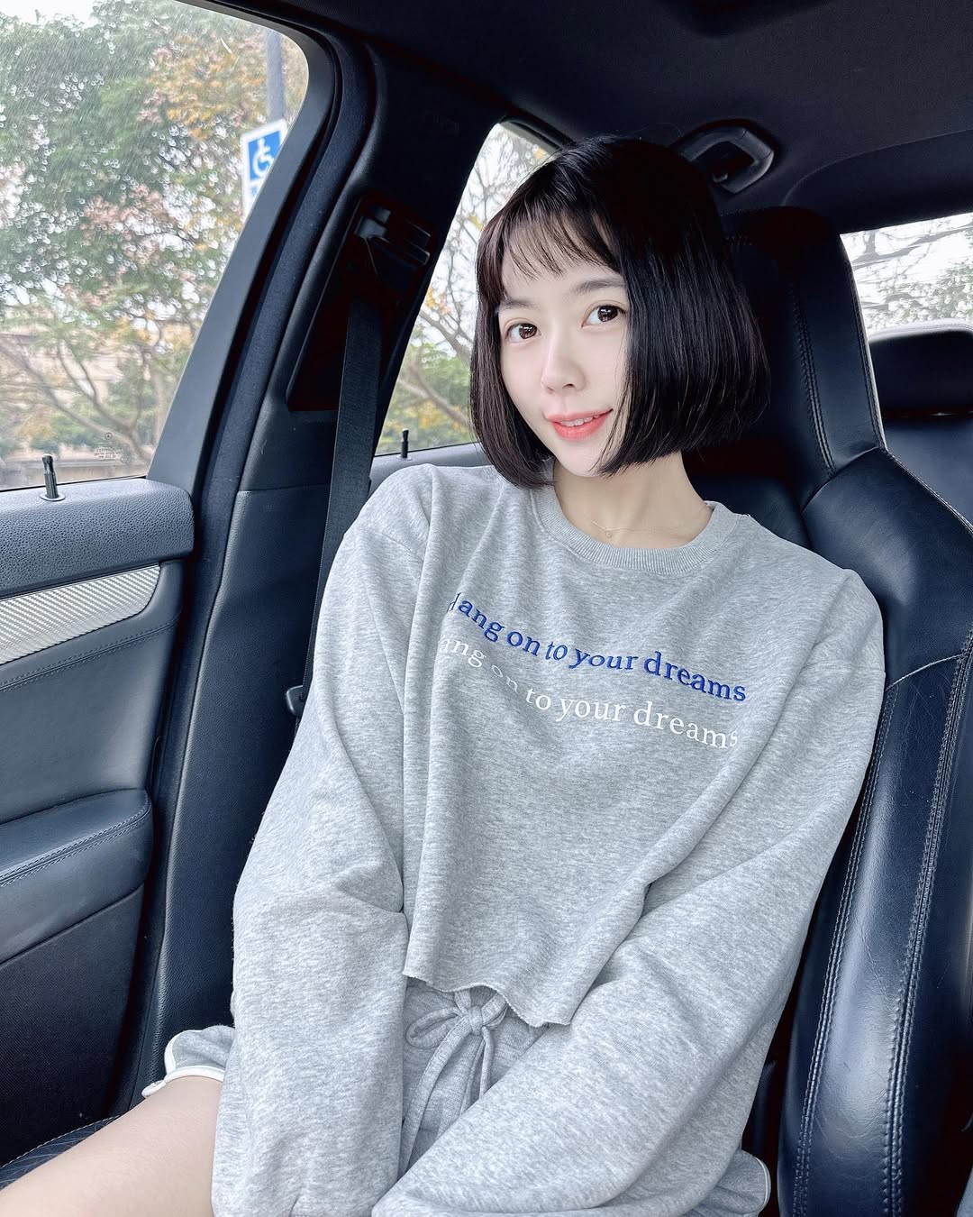 【正妹】芳岑Gina车上拍穿搭，情绪介于自信与俏皮之间！