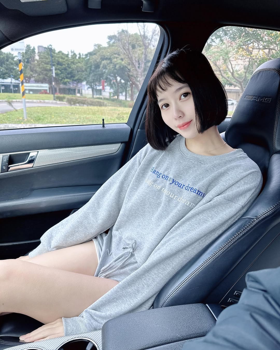 【正妹】芳岑Gina车上拍穿搭，情绪介于自信与俏皮之间！